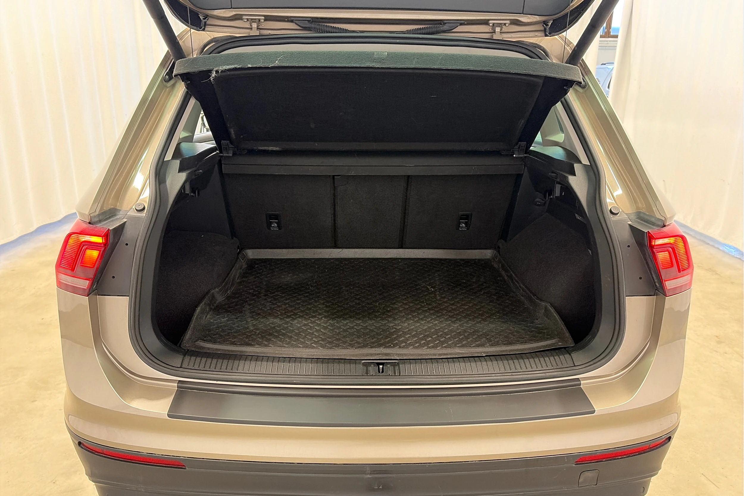 ruskea (beige) Volkswagen Tiguan 2017 kuva 24.