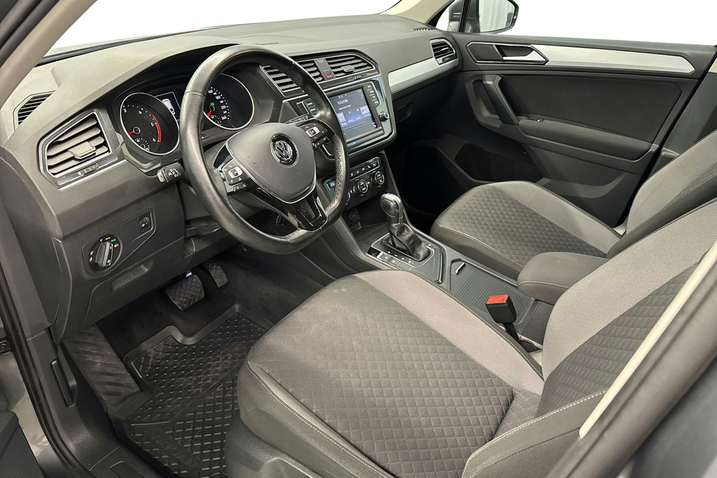 harmaa Volkswagen Tiguan 2017 kuva 7.