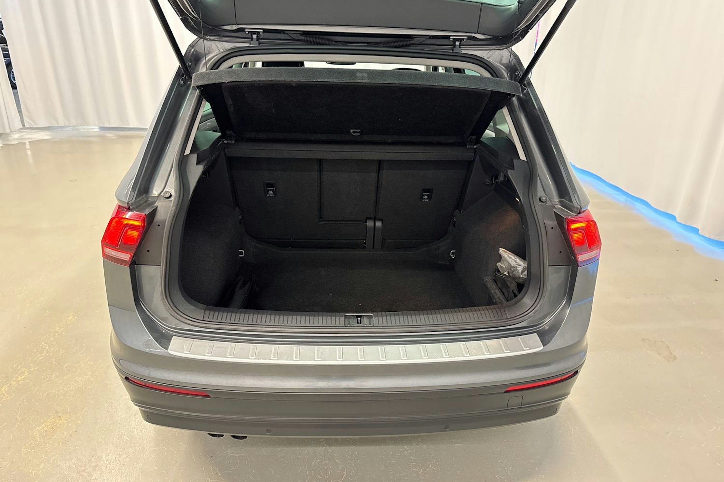 harmaa Volkswagen Tiguan 2017 kuva 14.