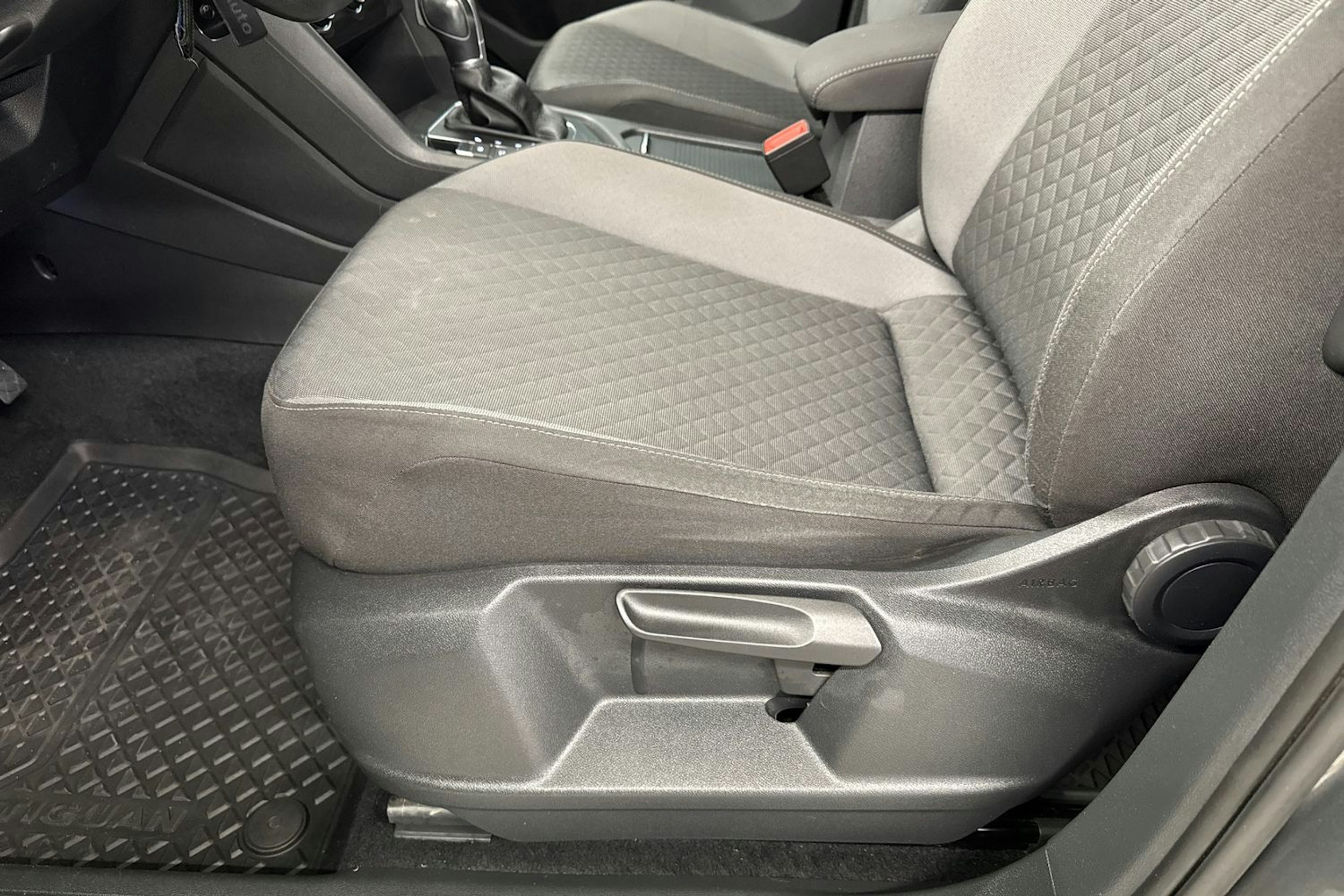 harmaa Volkswagen Tiguan 2017 kuva 16.