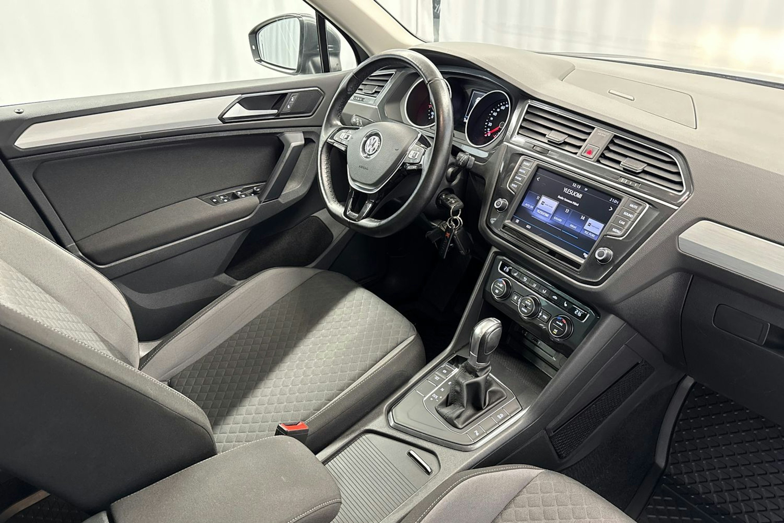 harmaa Volkswagen Tiguan 2017 kuva 17.
