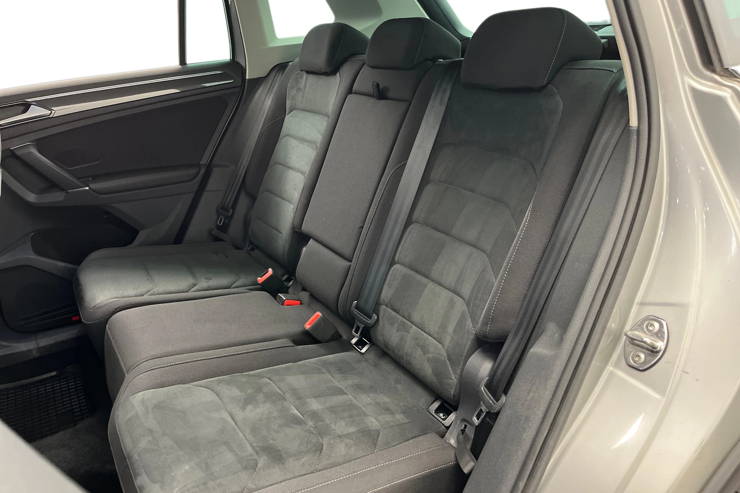 harmaa Volkswagen Tiguan 2017 kuva 8.