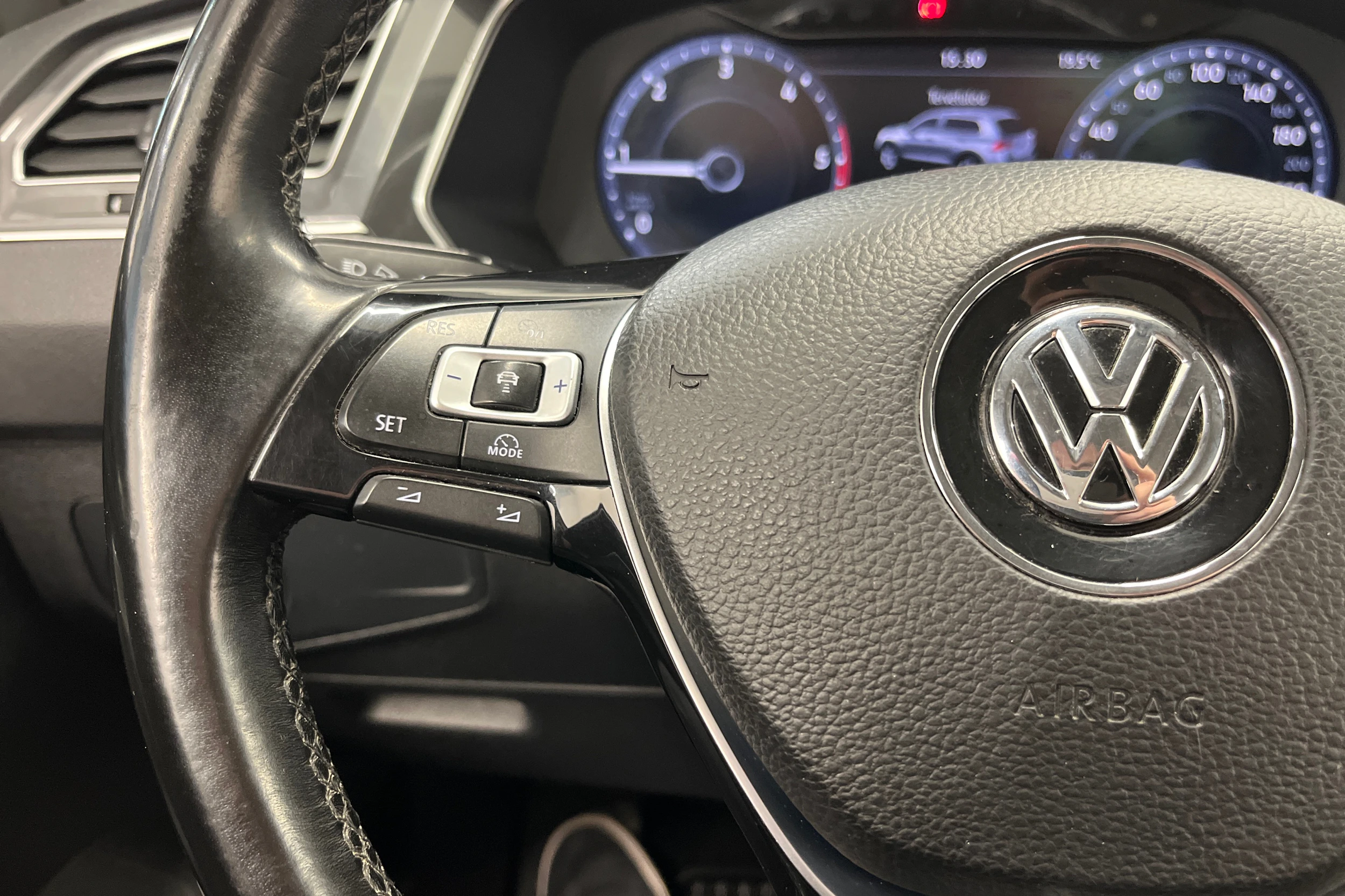 harmaa Volkswagen Tiguan 2017 kuva 11.