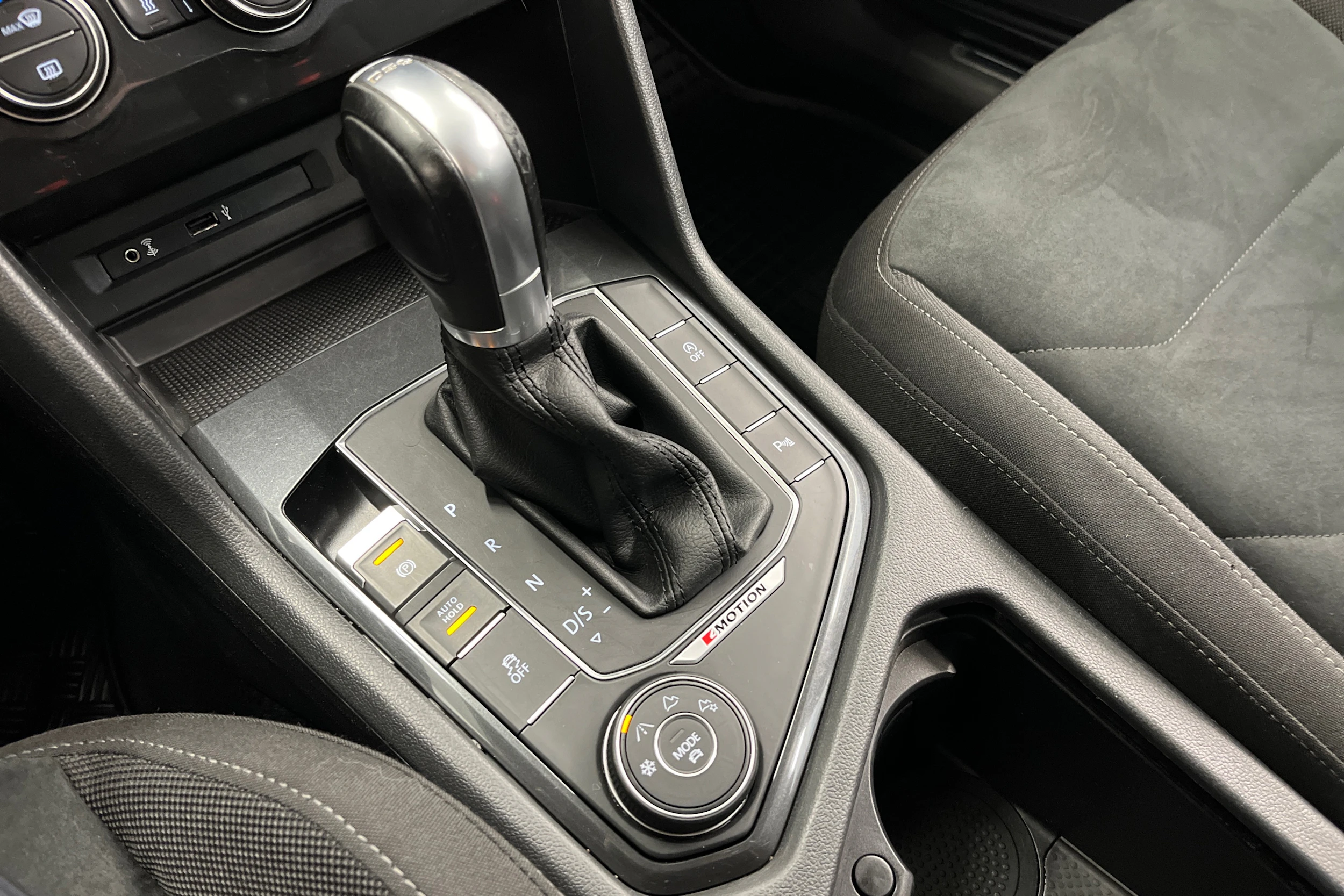 harmaa Volkswagen Tiguan 2017 kuva 14.