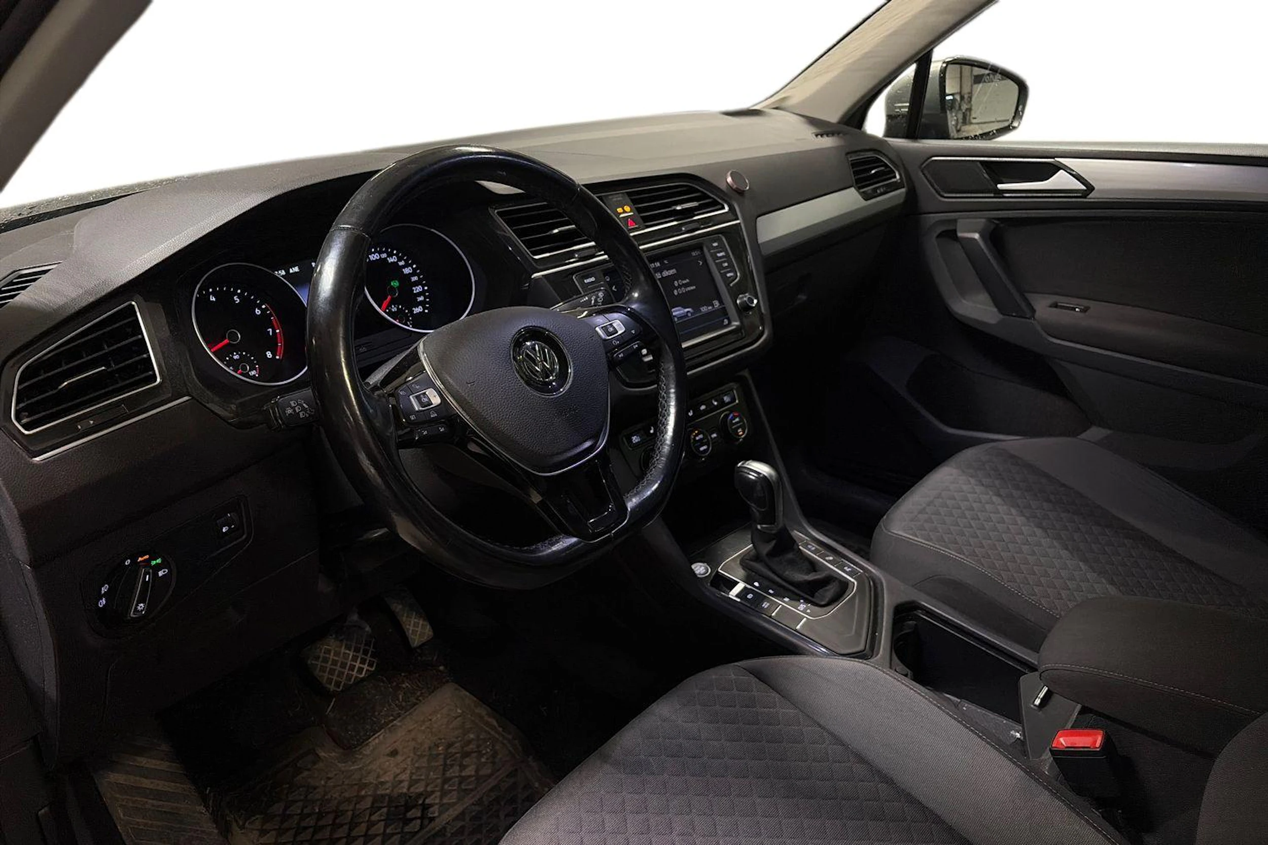 harmaa Volkswagen Tiguan 2017 kuva 3.