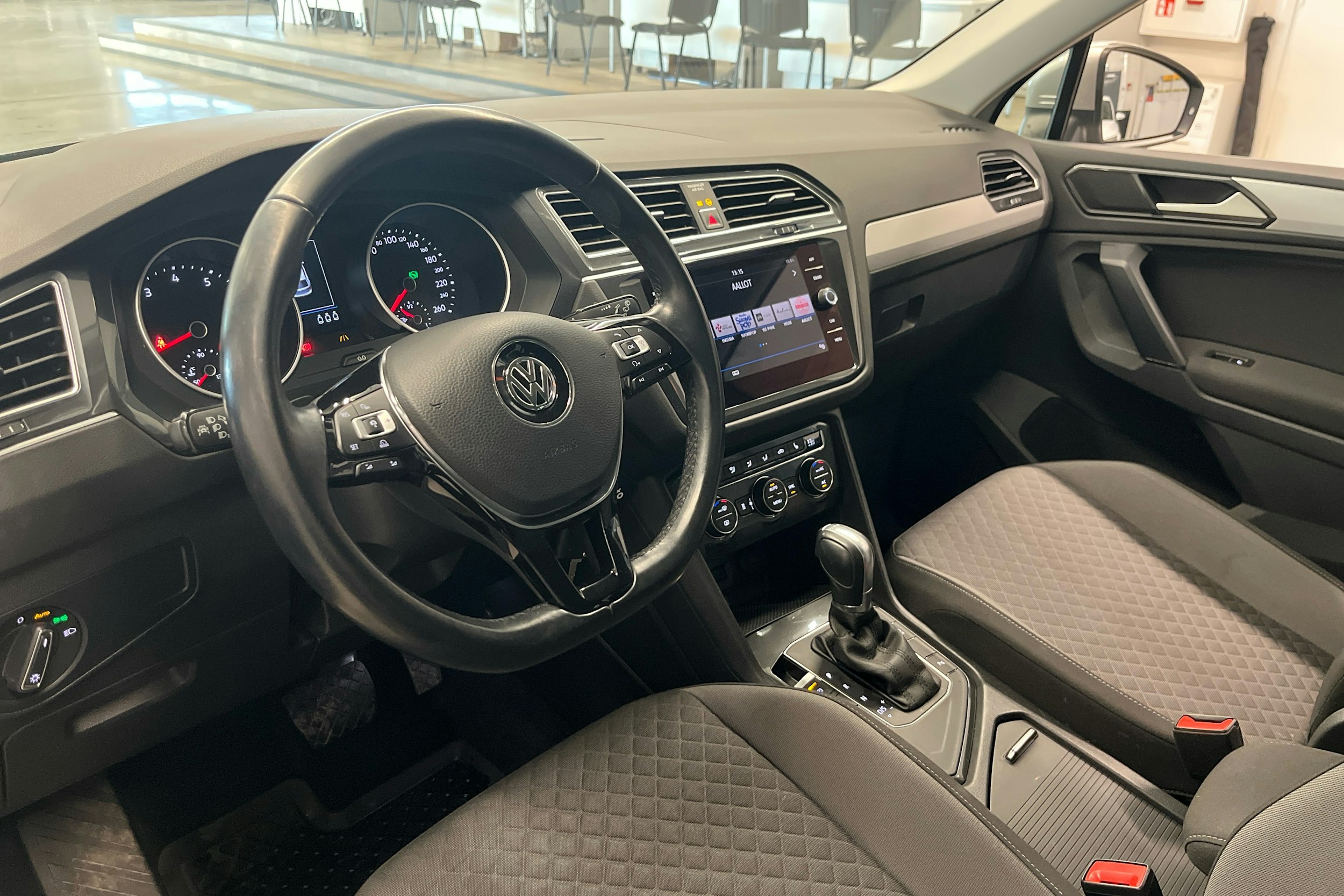 harmaa Volkswagen Tiguan 2017 kuva 6.