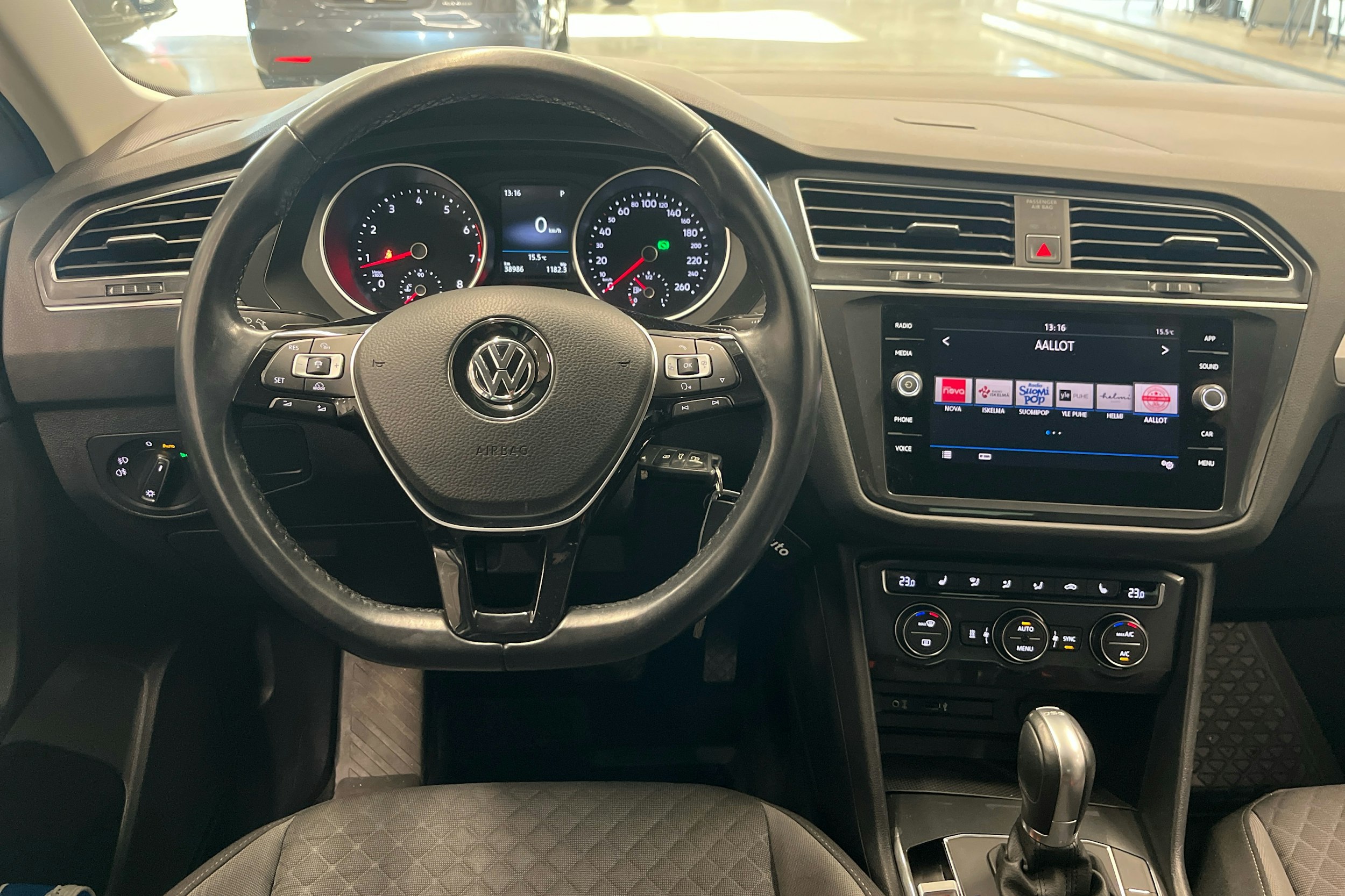 harmaa Volkswagen Tiguan 2017 kuva 7.