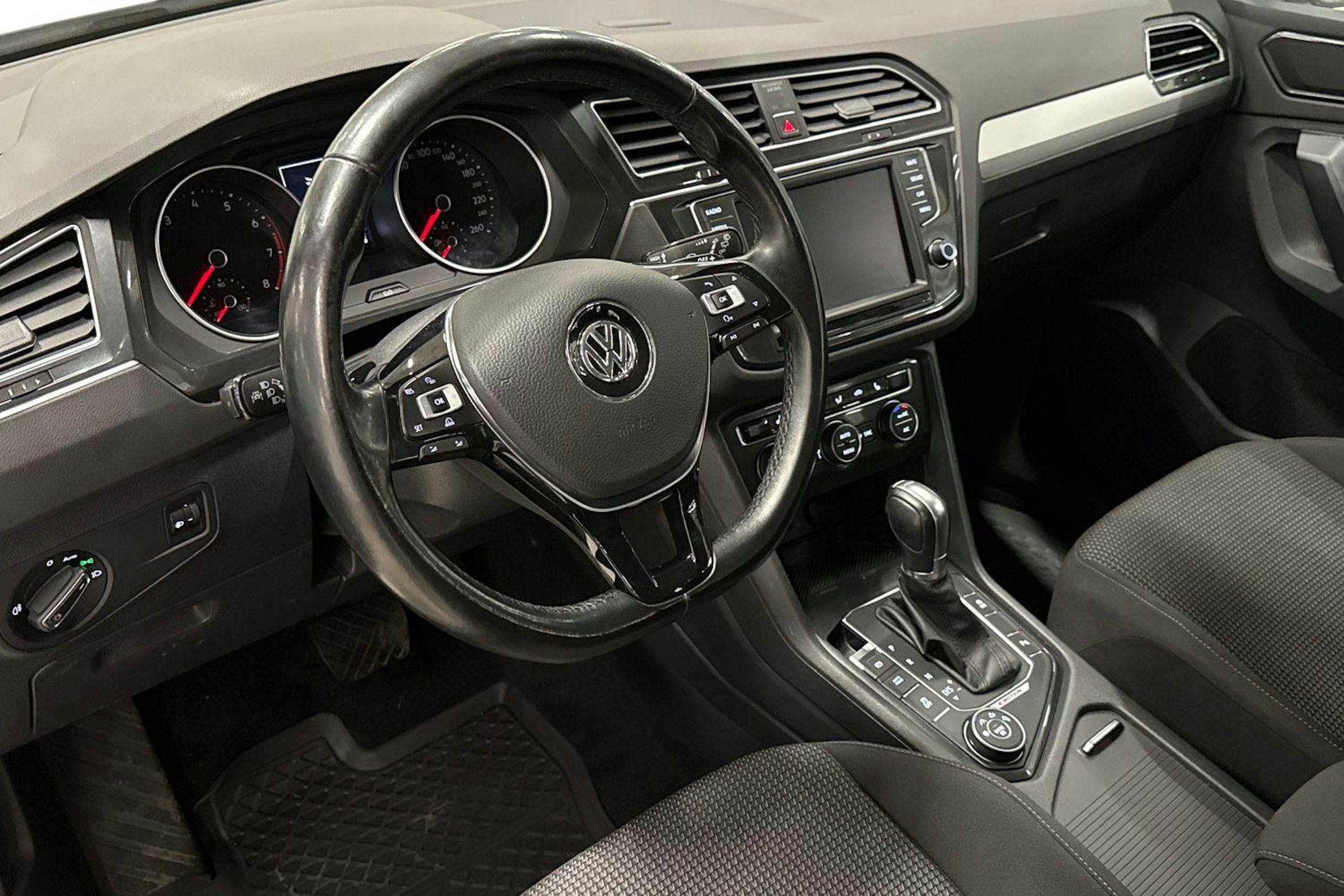 valkoinen Volkswagen Tiguan 2017 kuva 6.