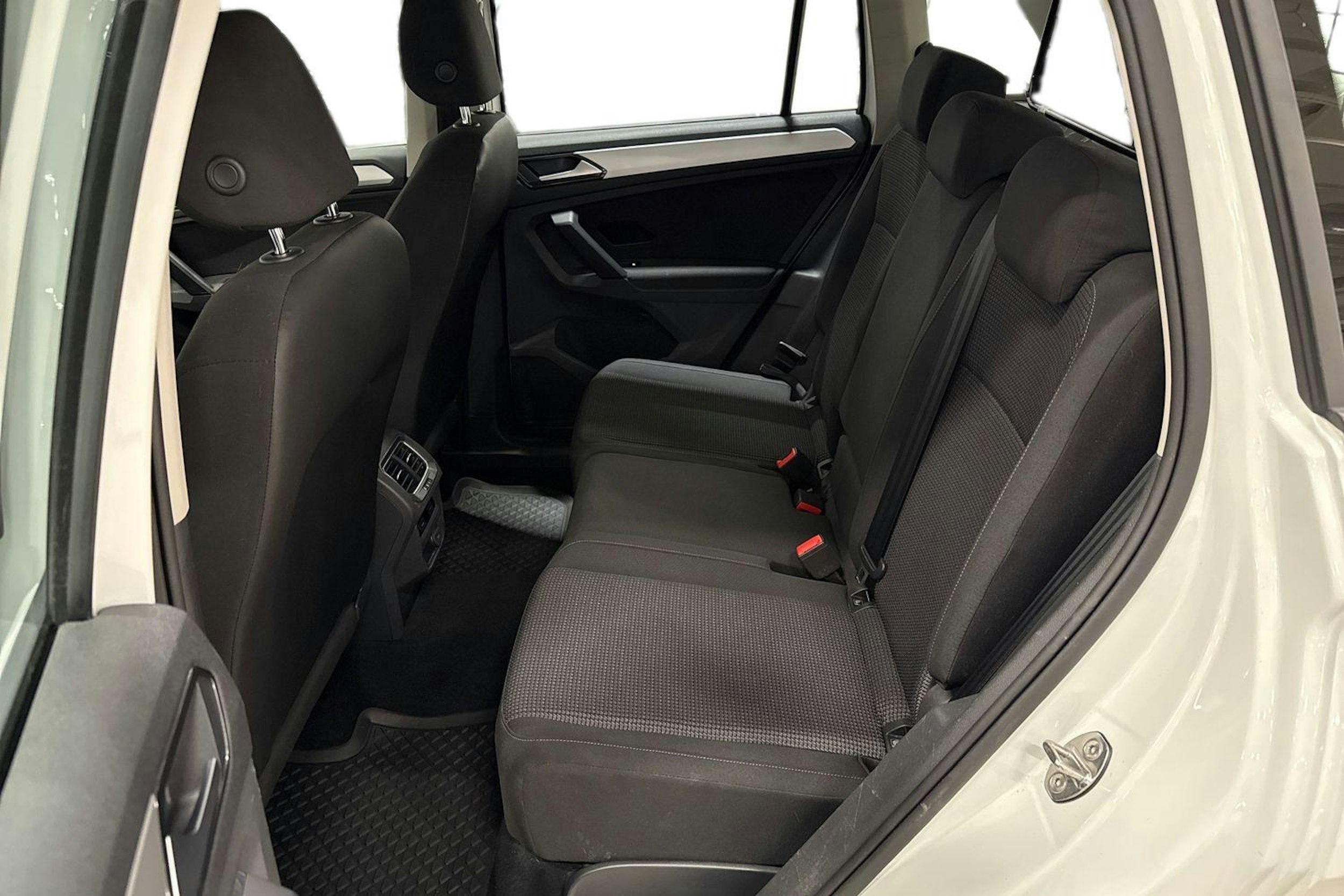 valkoinen Volkswagen Tiguan 2017 kuva 8.