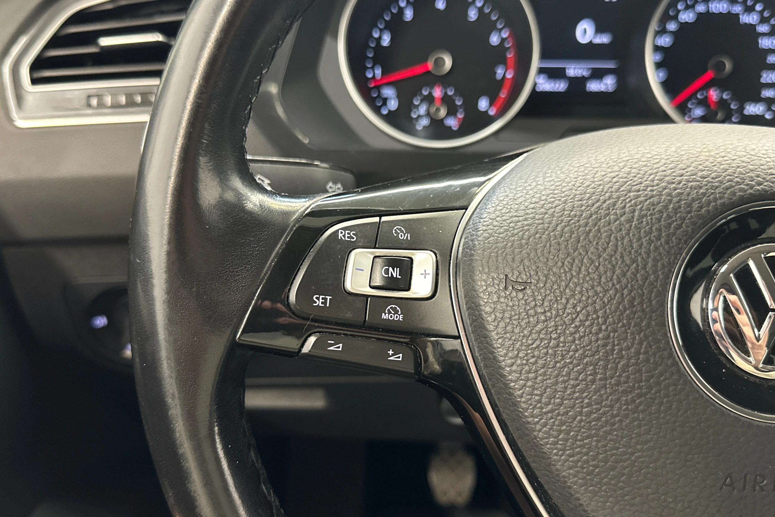 met. musta Volkswagen Tiguan 2017 kuva 13.