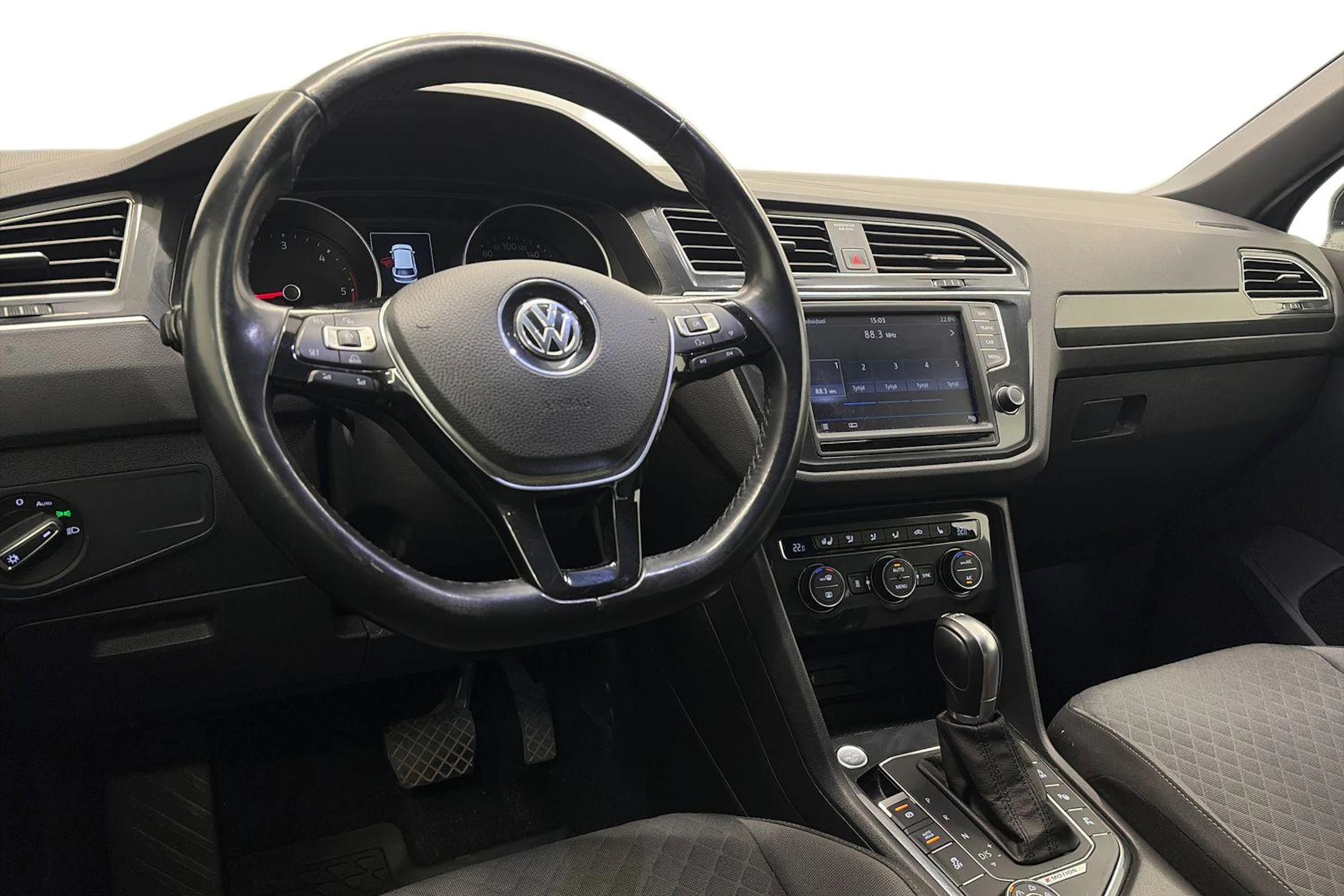 Musta Volkswagen Tiguan 2017 kuva 8.