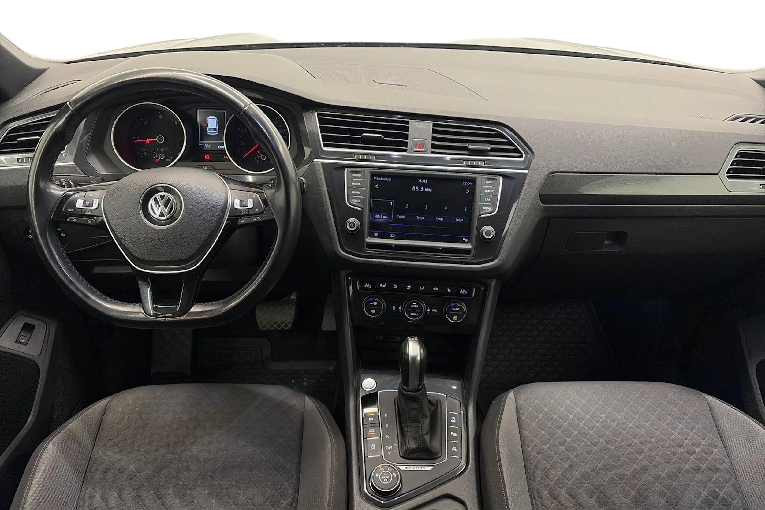 Musta Volkswagen Tiguan 2017 kuva 9.