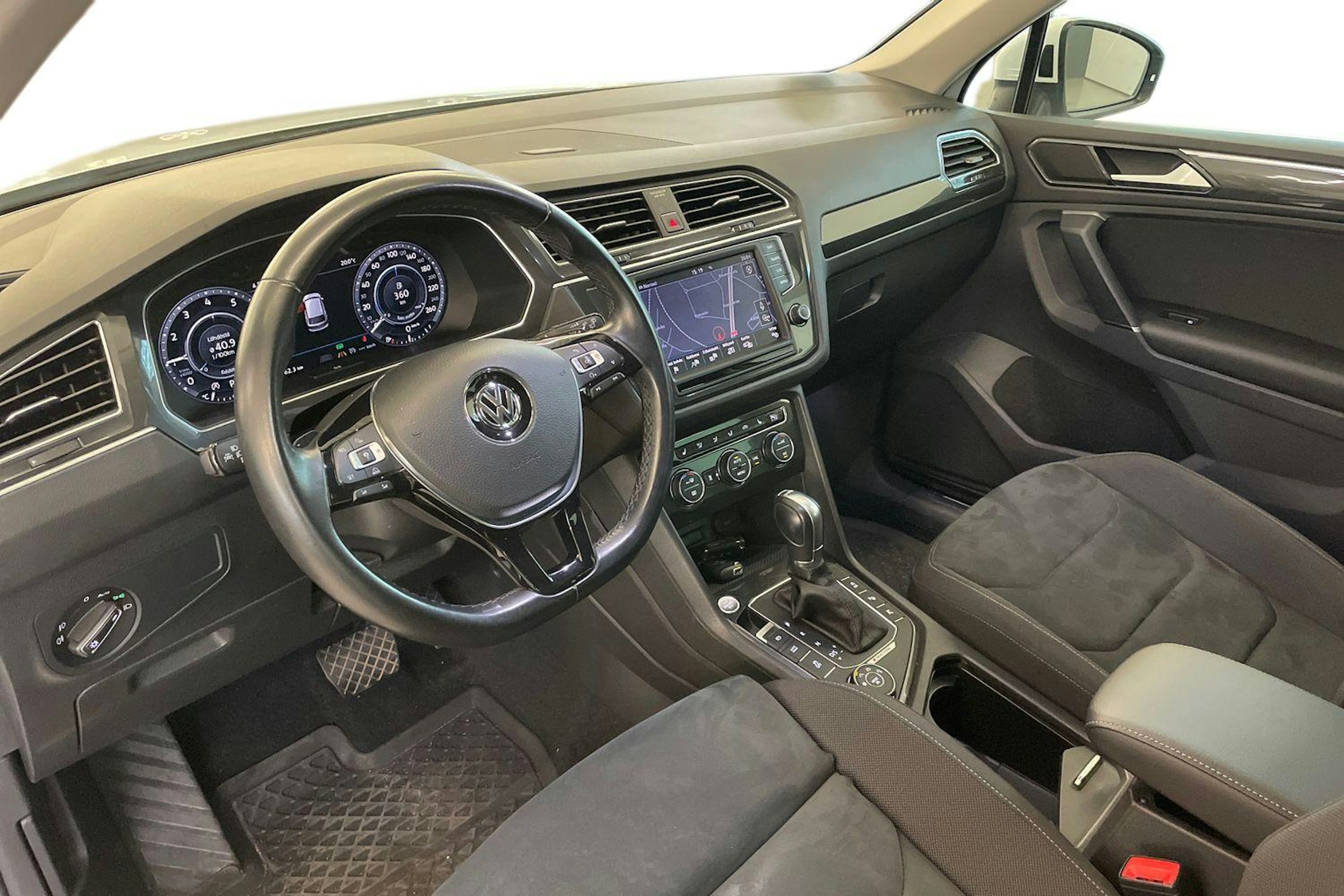 Valkoinen Volkswagen Tiguan 2017 kuva 7.