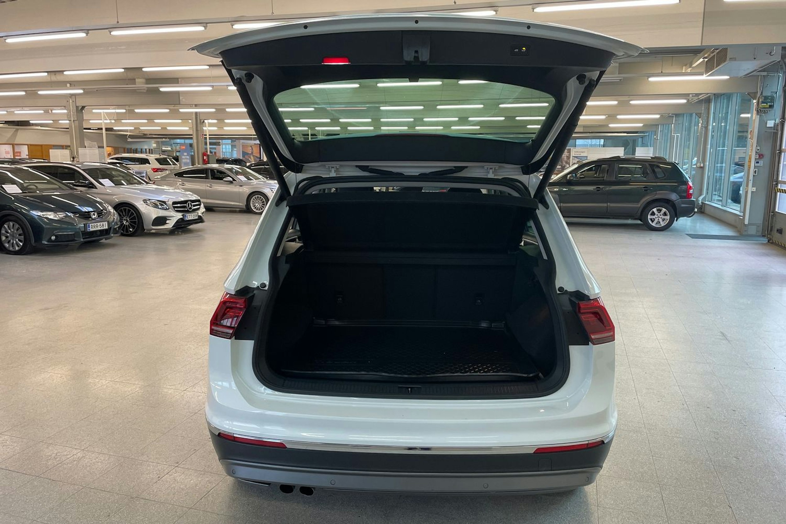 Valkoinen Volkswagen Tiguan 2017 kuva 21.