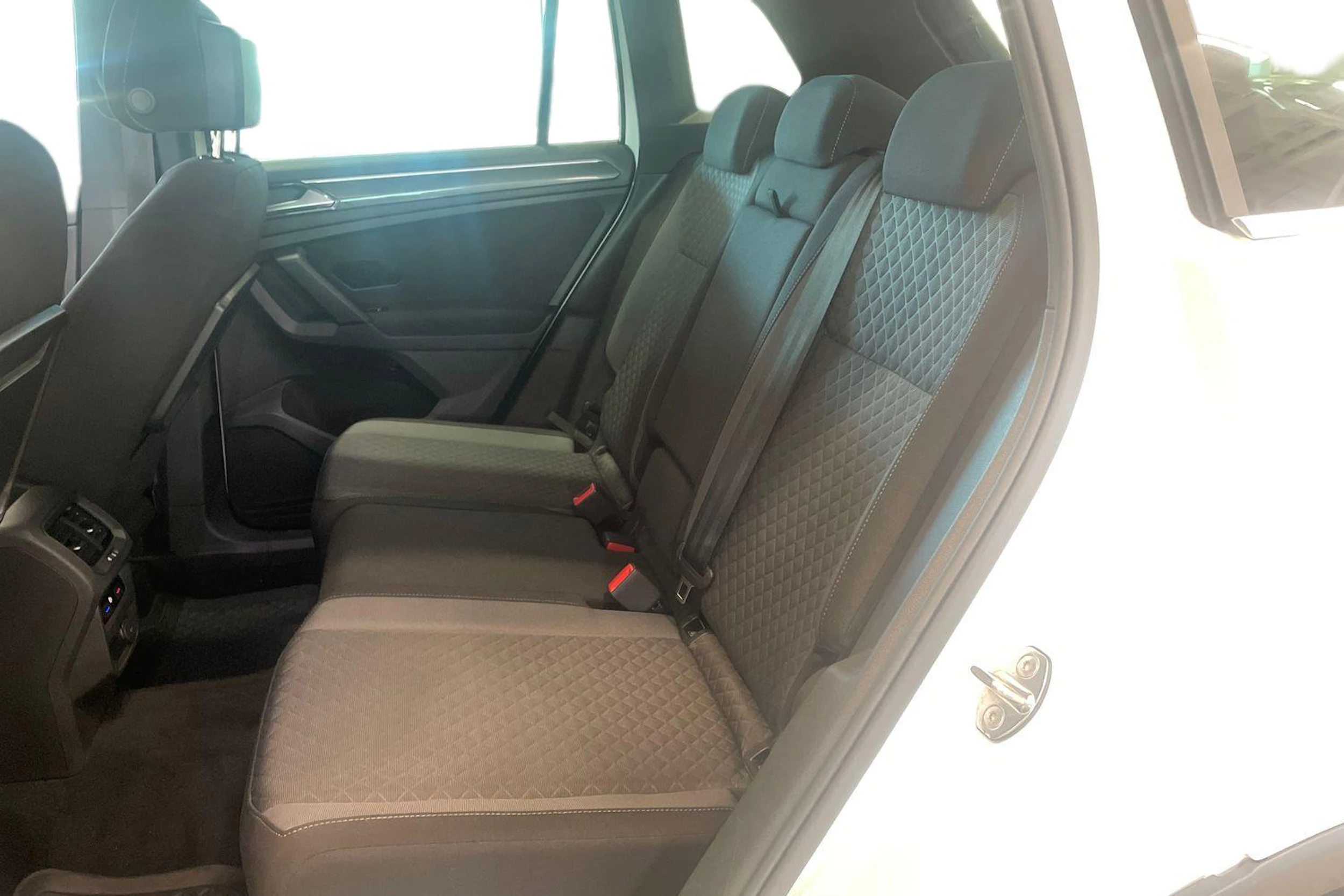 valkoinen Volkswagen Tiguan 2017 kuva 8.