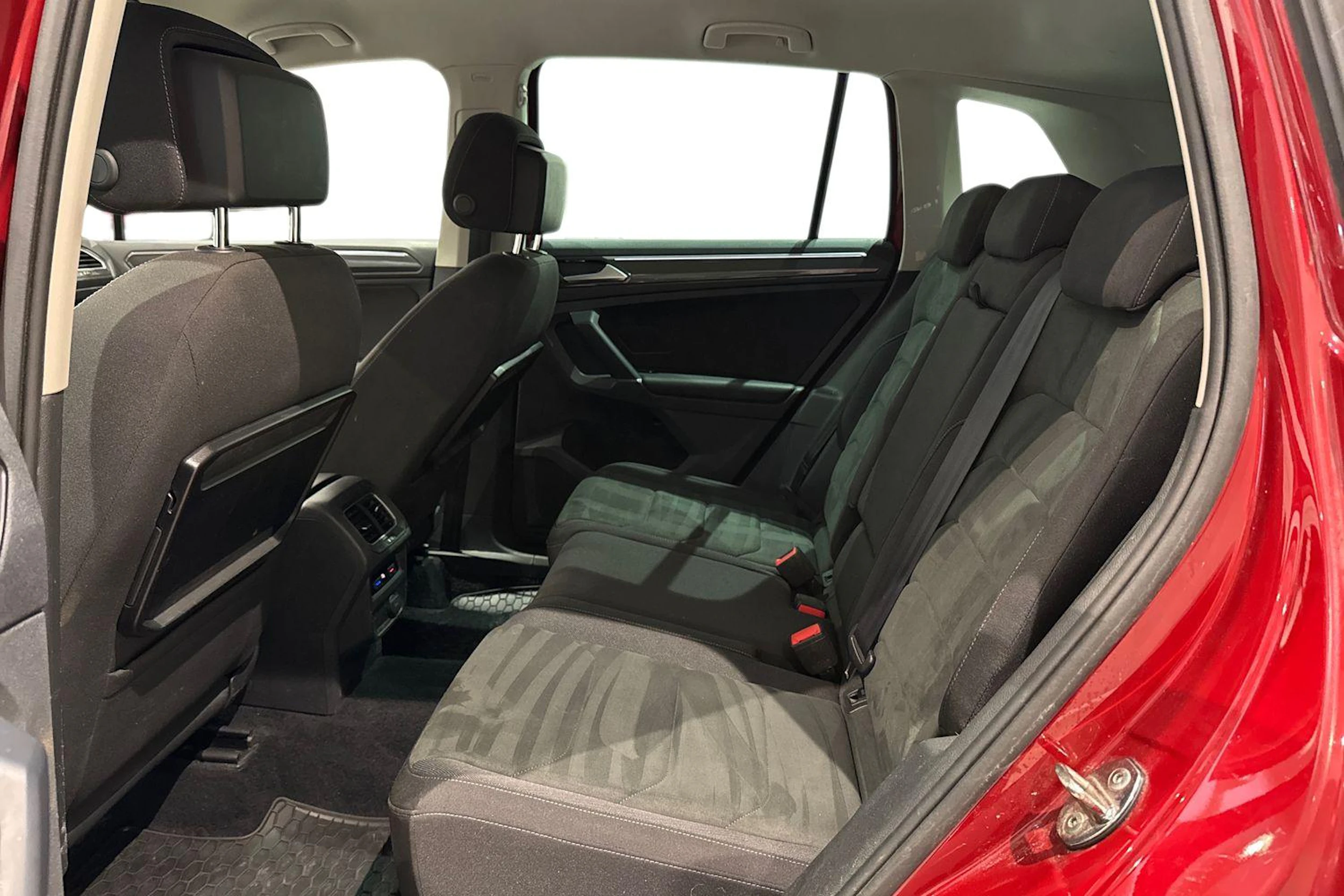 punainen Volkswagen Tiguan 2017 kuva 37.