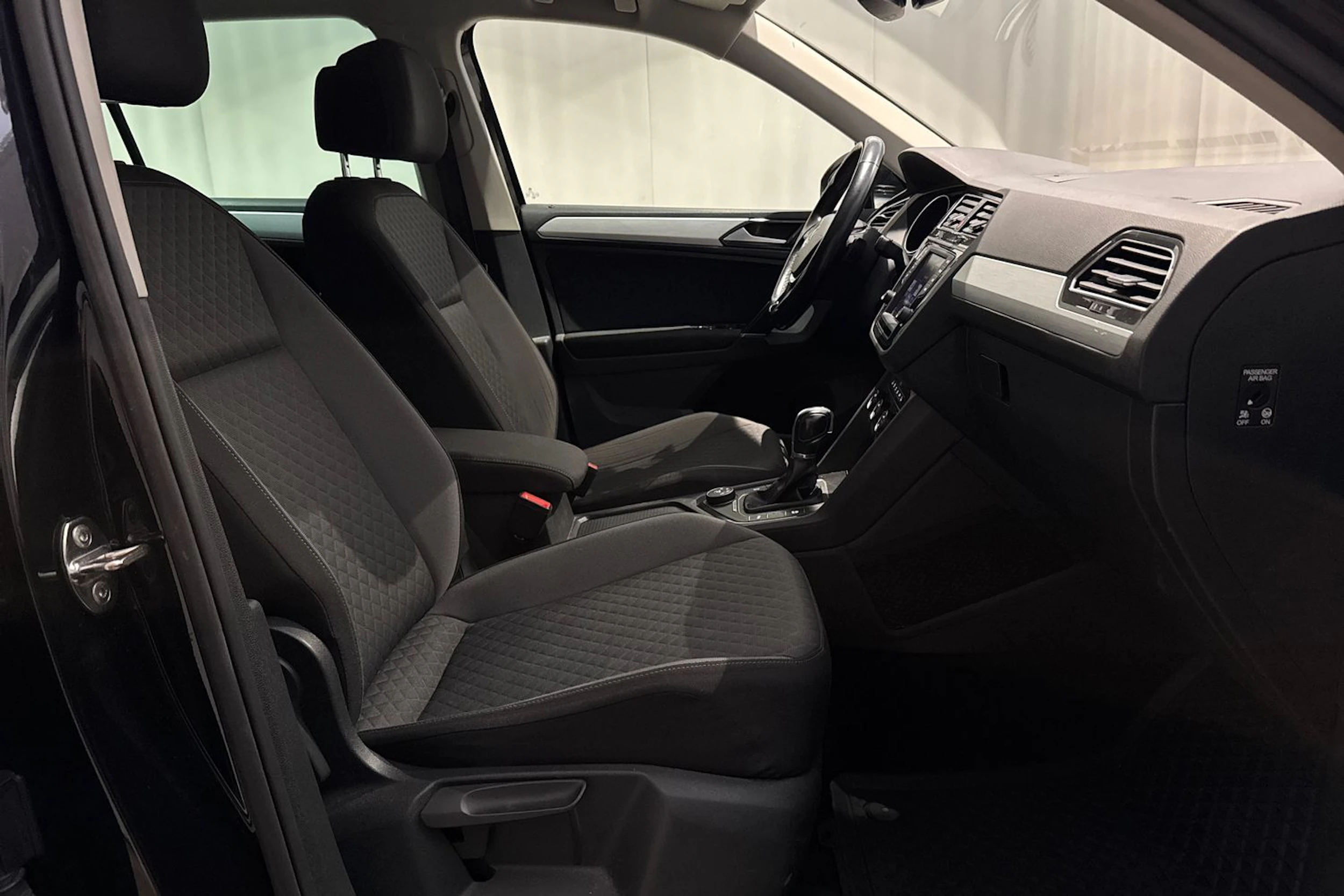 met. musta Volkswagen Tiguan 2017 kuva 17.