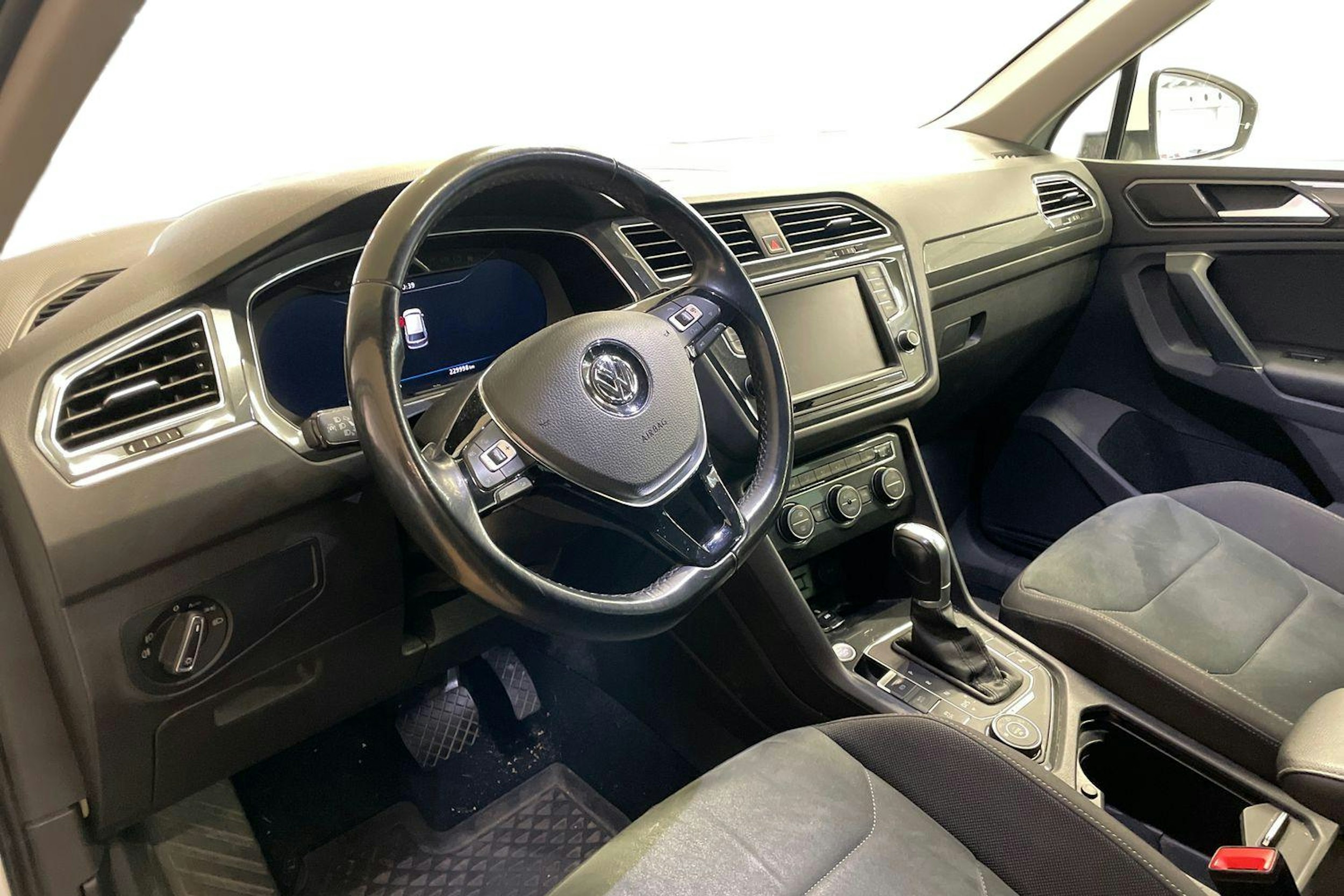 Valkoinen Volkswagen Tiguan 2017 kuva 3.