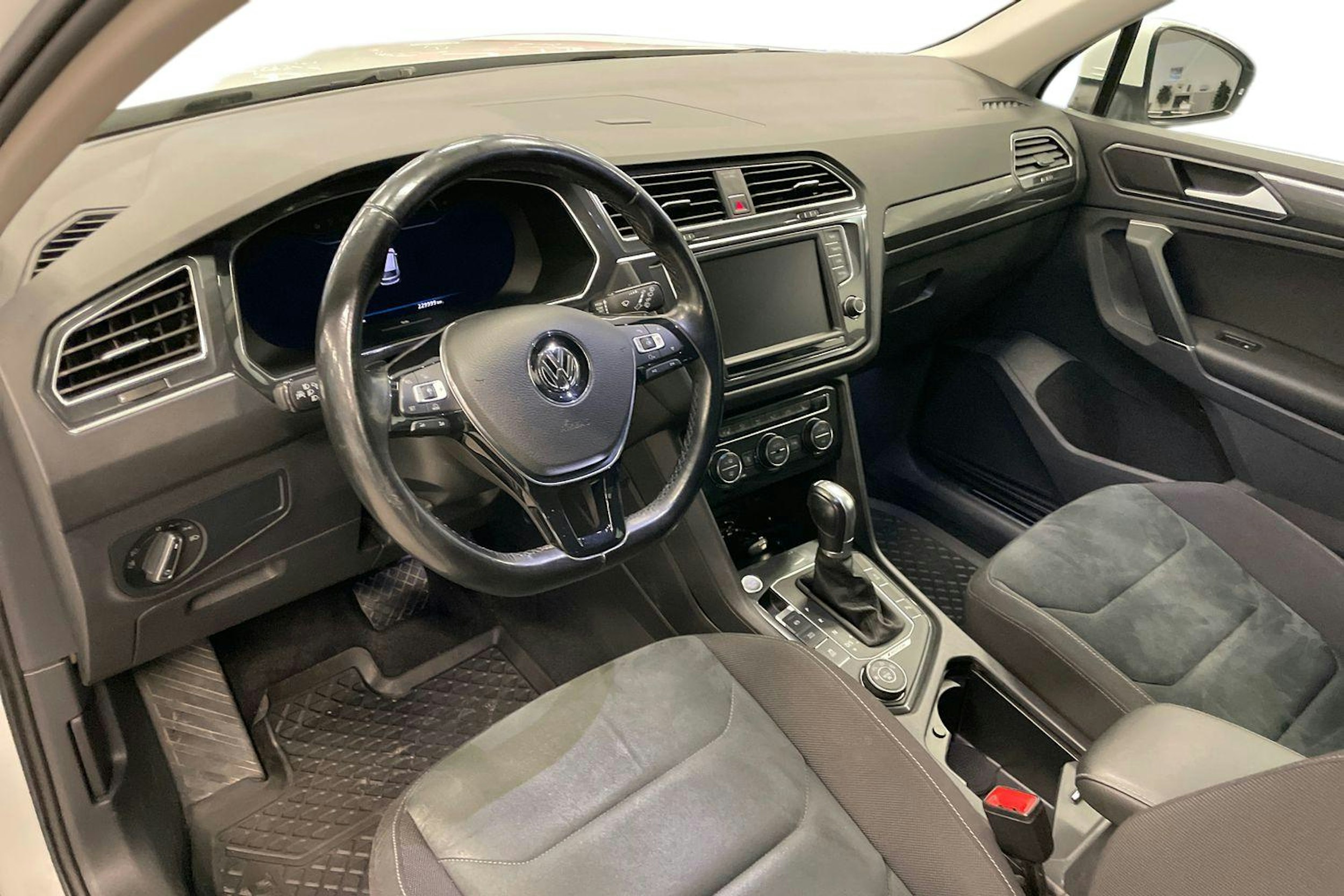 Valkoinen Volkswagen Tiguan 2017 kuva 6.