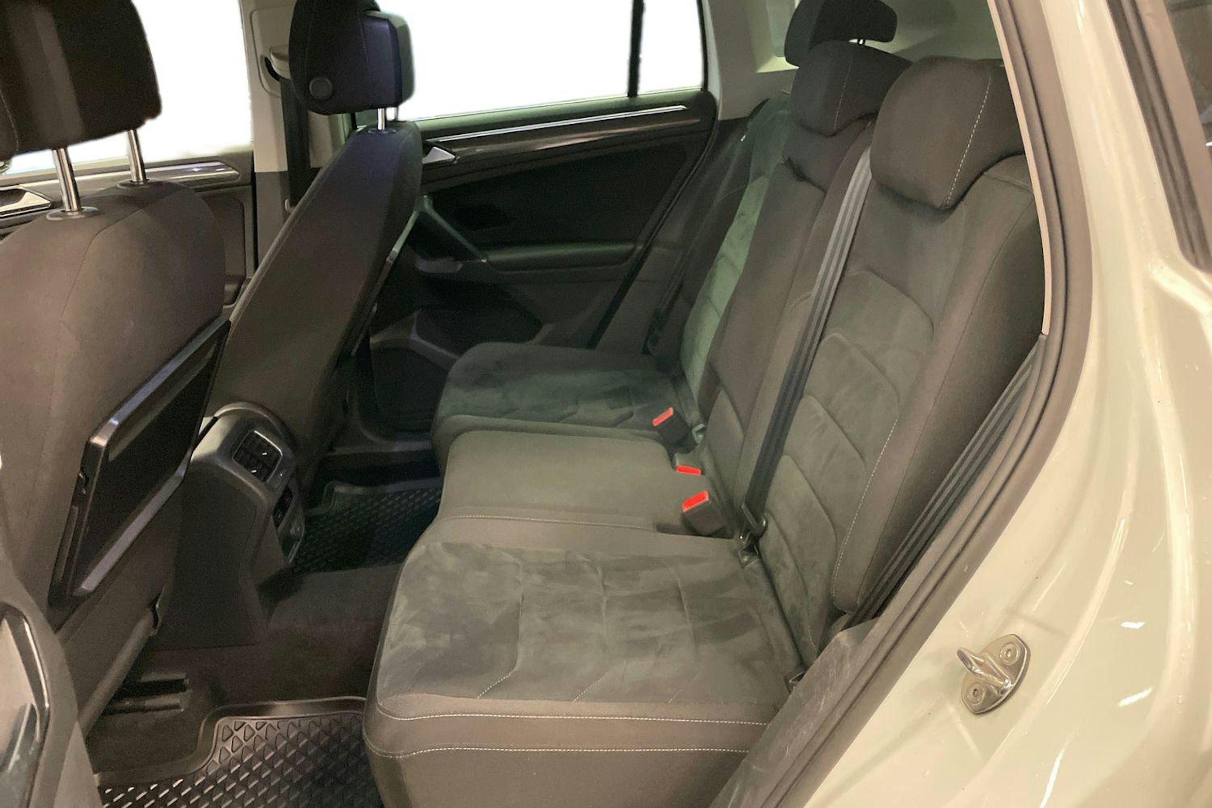 Valkoinen Volkswagen Tiguan 2017 kuva 8.