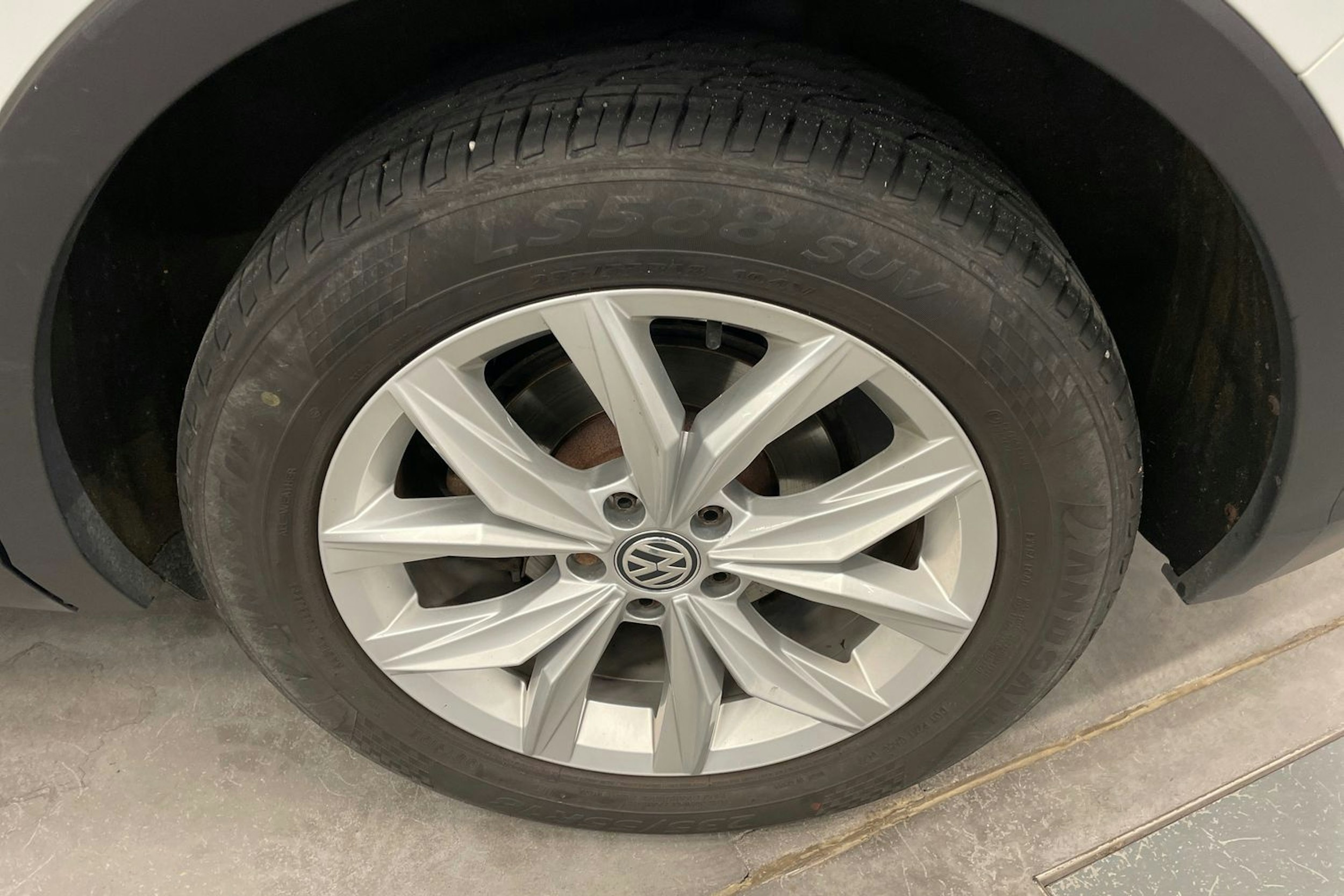 Valkoinen Volkswagen Tiguan 2017 kuva 10.