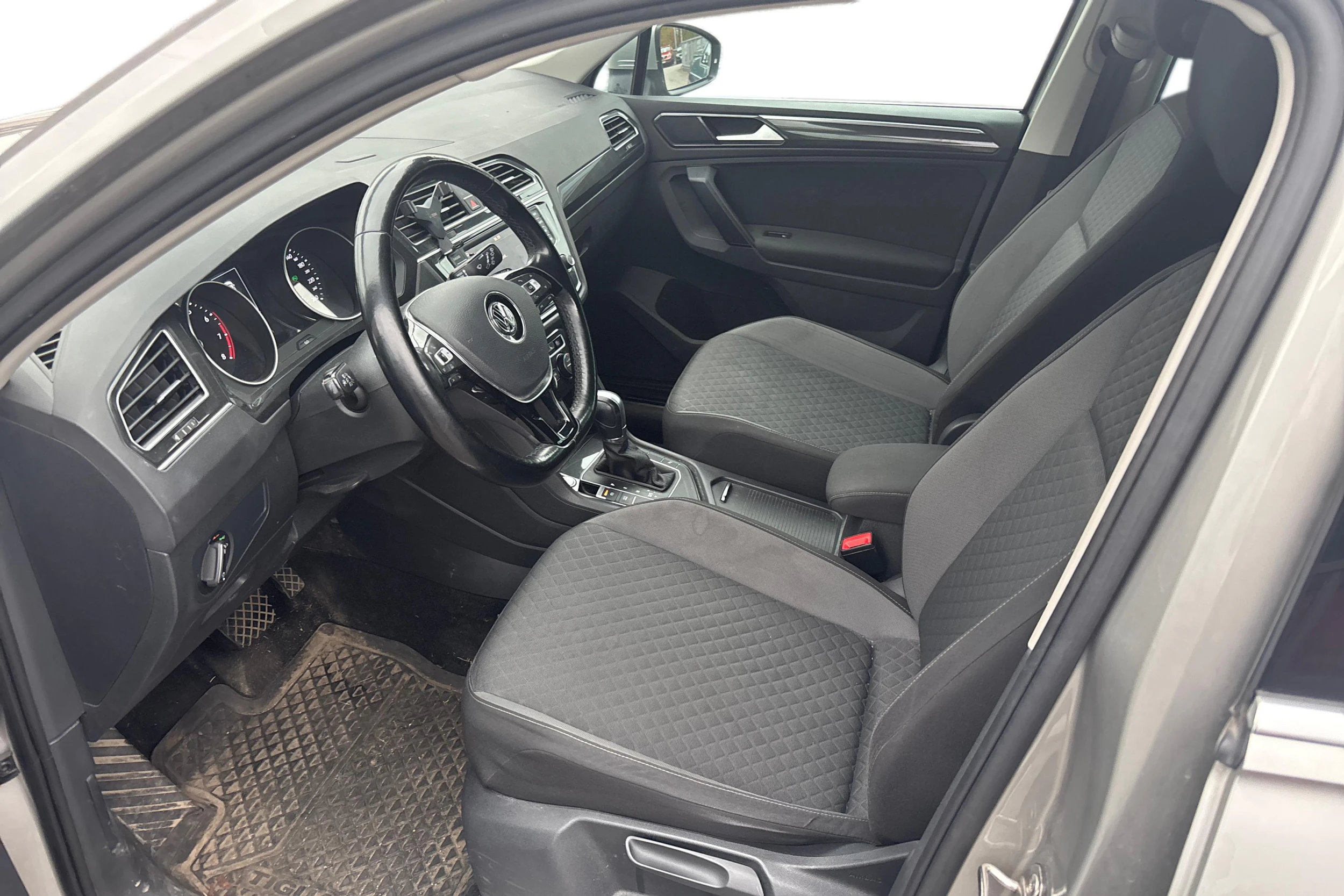 harmaa Volkswagen Tiguan 2017 kuva 3.