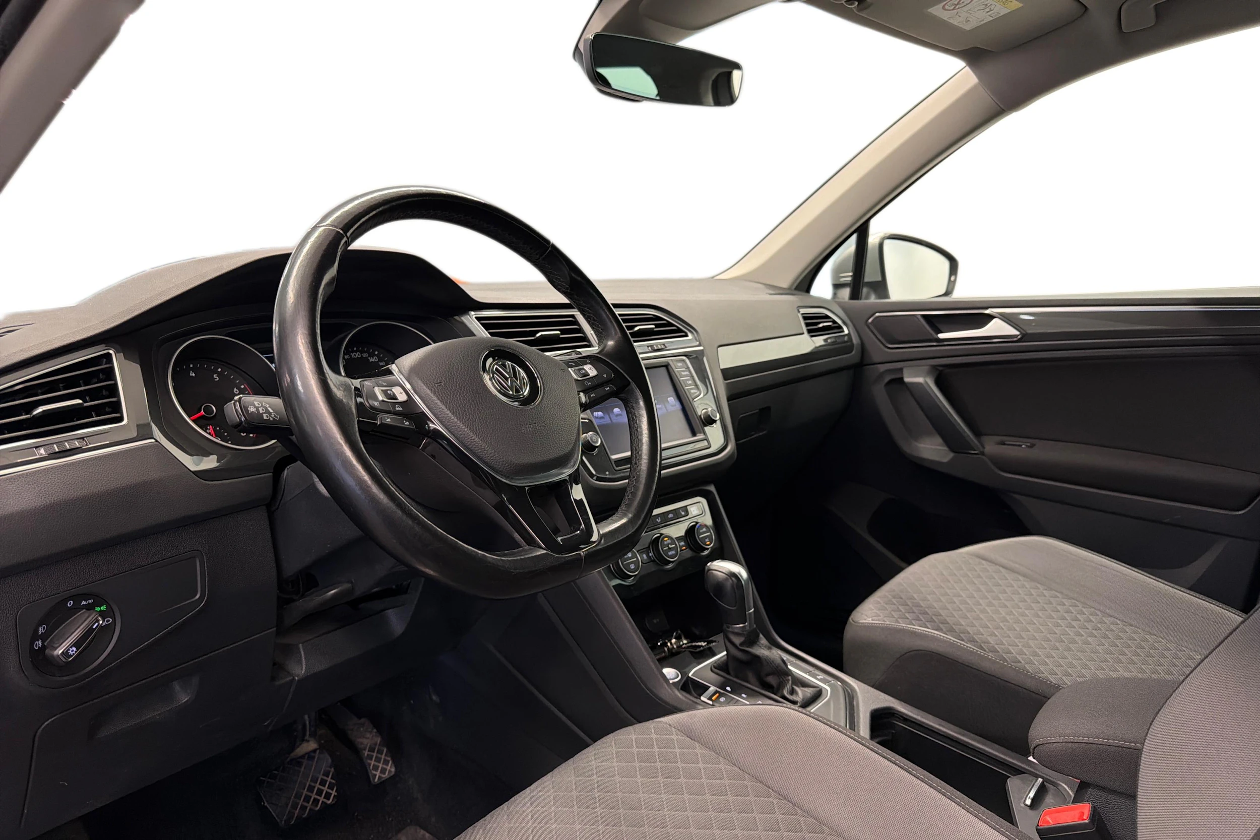 harmaa Volkswagen Tiguan 2017 kuva 6.