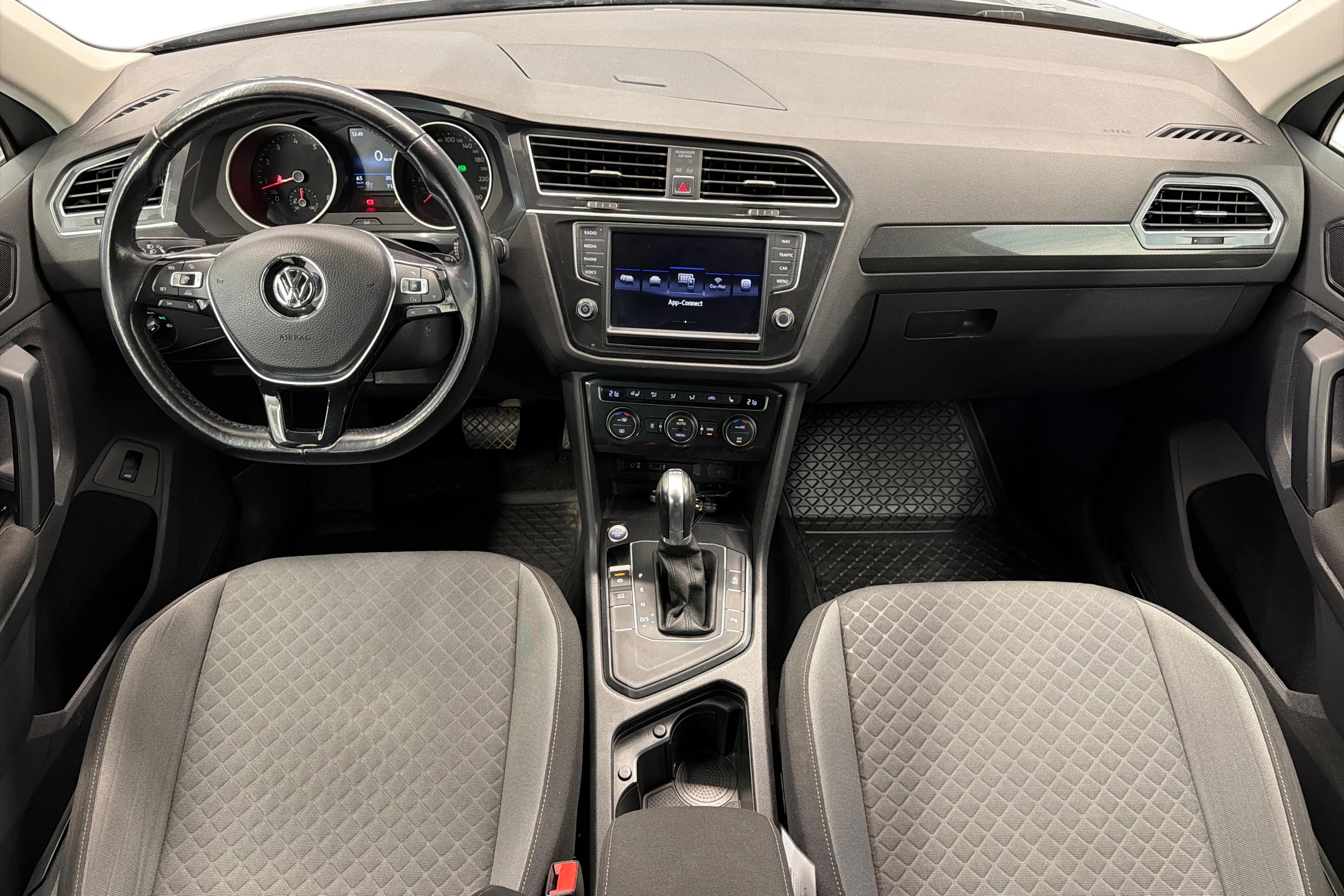 harmaa Volkswagen Tiguan 2017 kuva 7.