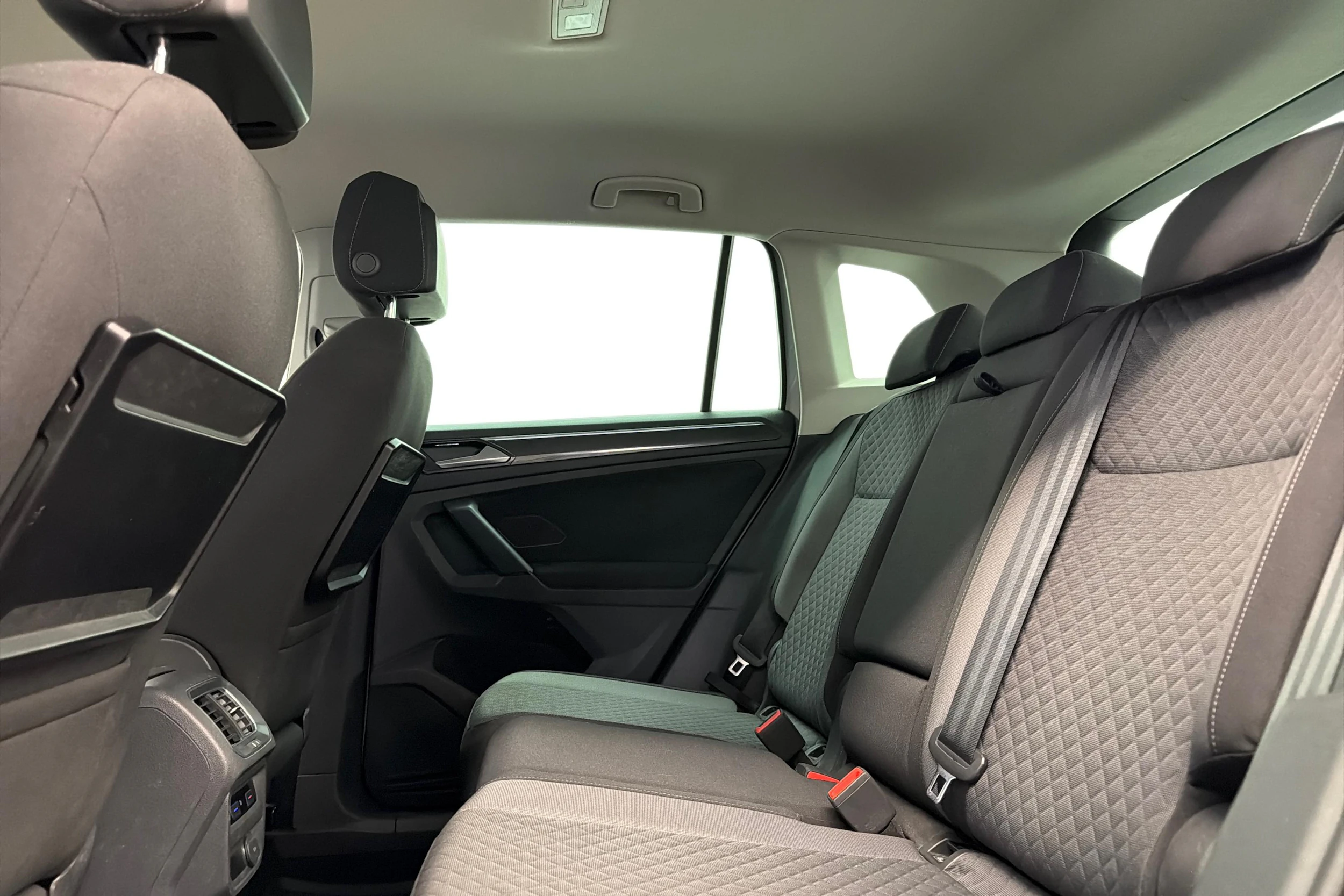 harmaa Volkswagen Tiguan 2017 kuva 8.