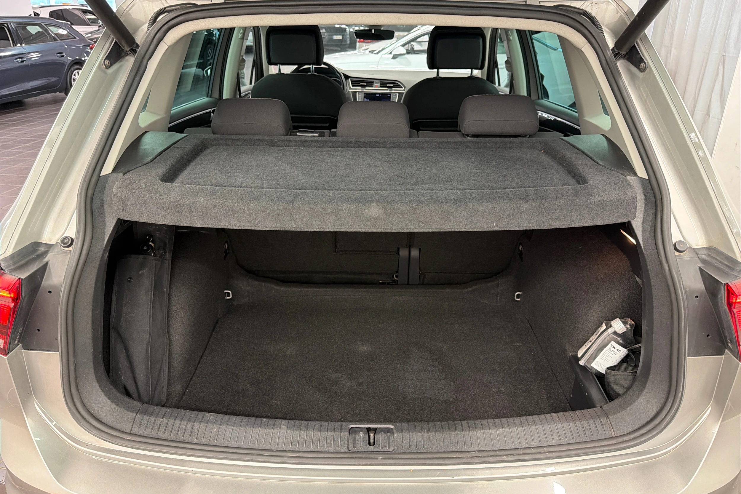 harmaa Volkswagen Tiguan 2017 kuva 11.