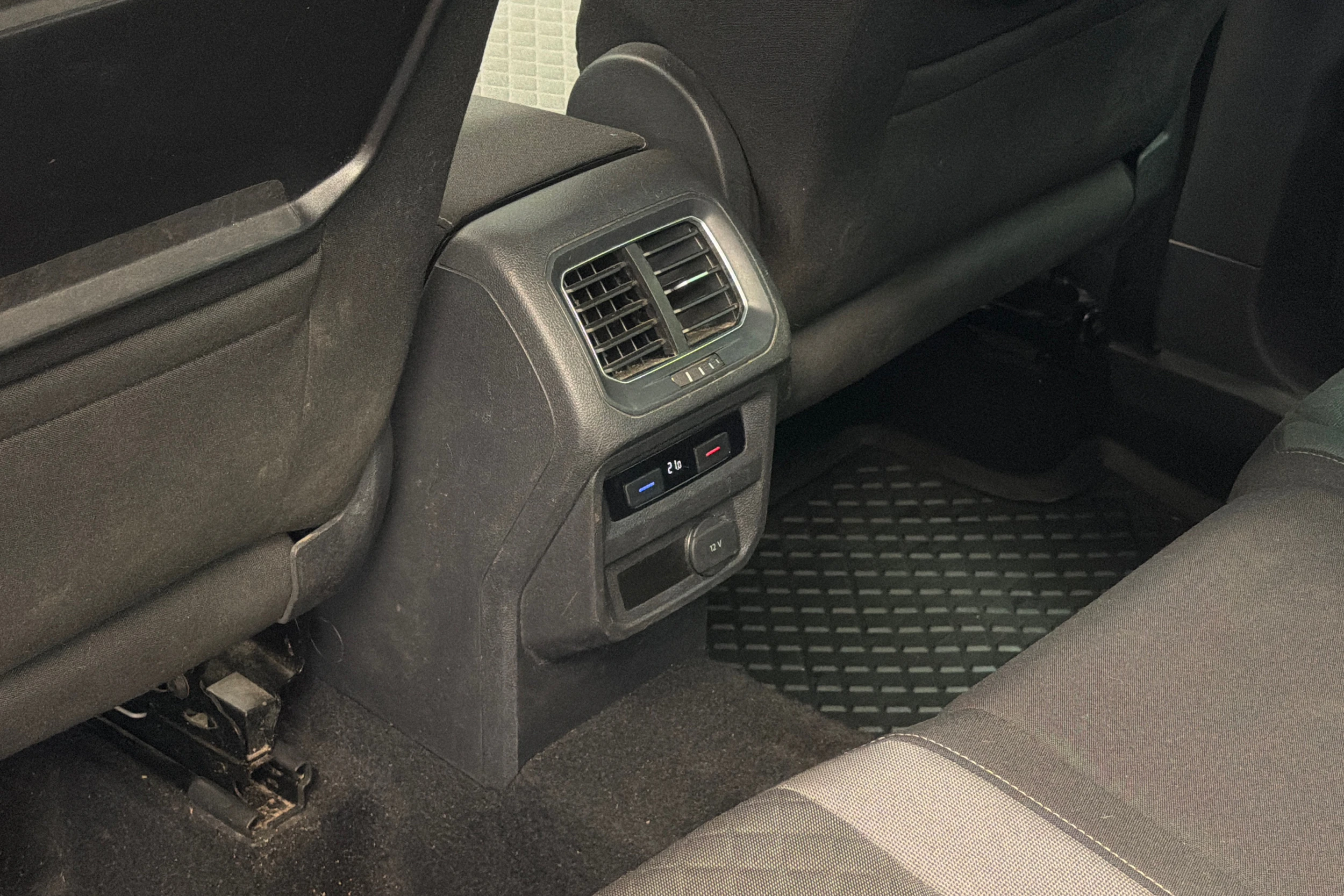 harmaa Volkswagen Tiguan 2017 kuva 13.