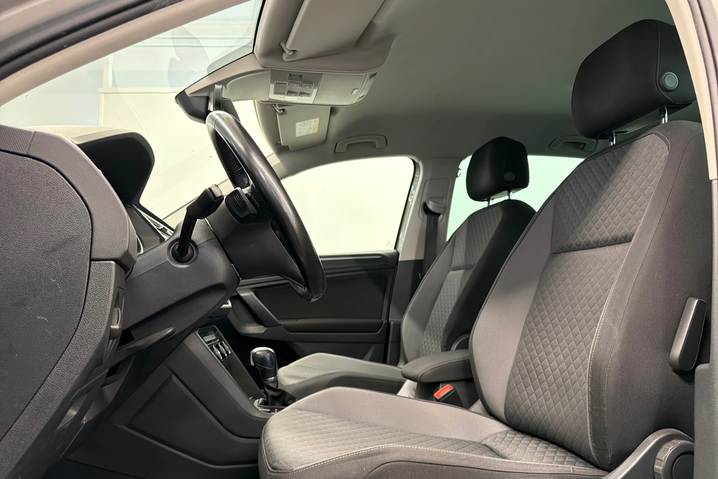 harmaa Volkswagen Tiguan 2017 kuva 14.