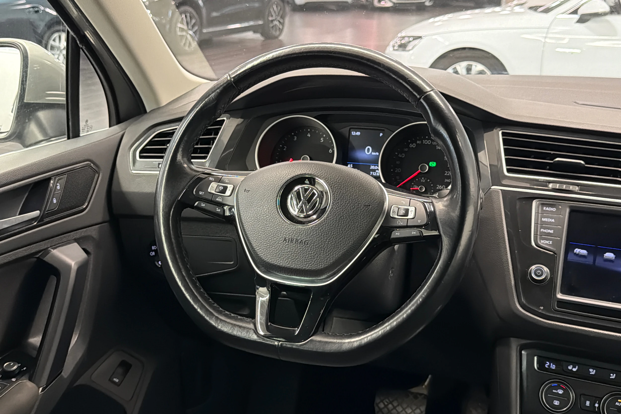 harmaa Volkswagen Tiguan 2017 kuva 15.