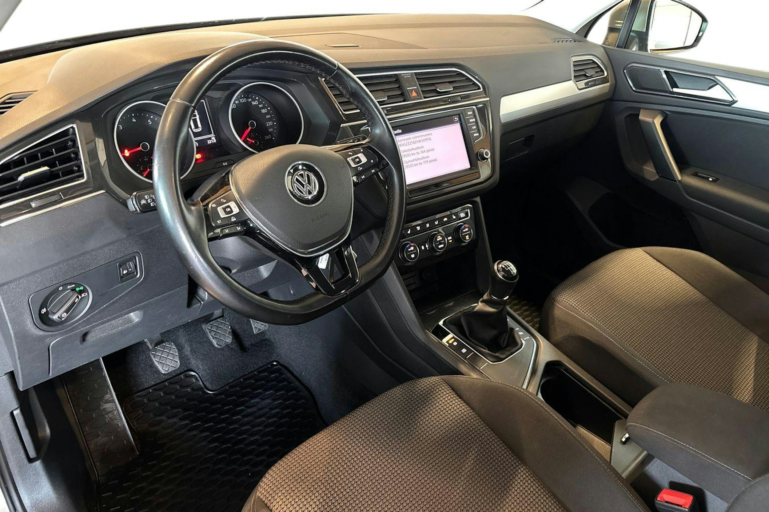 Ruskea (beige) Volkswagen Tiguan 2017 kuva 7.