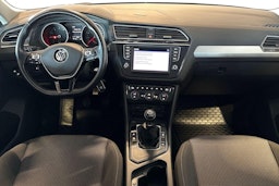 Ruskea (beige) Volkswagen Tiguan 2017 kuva 9.