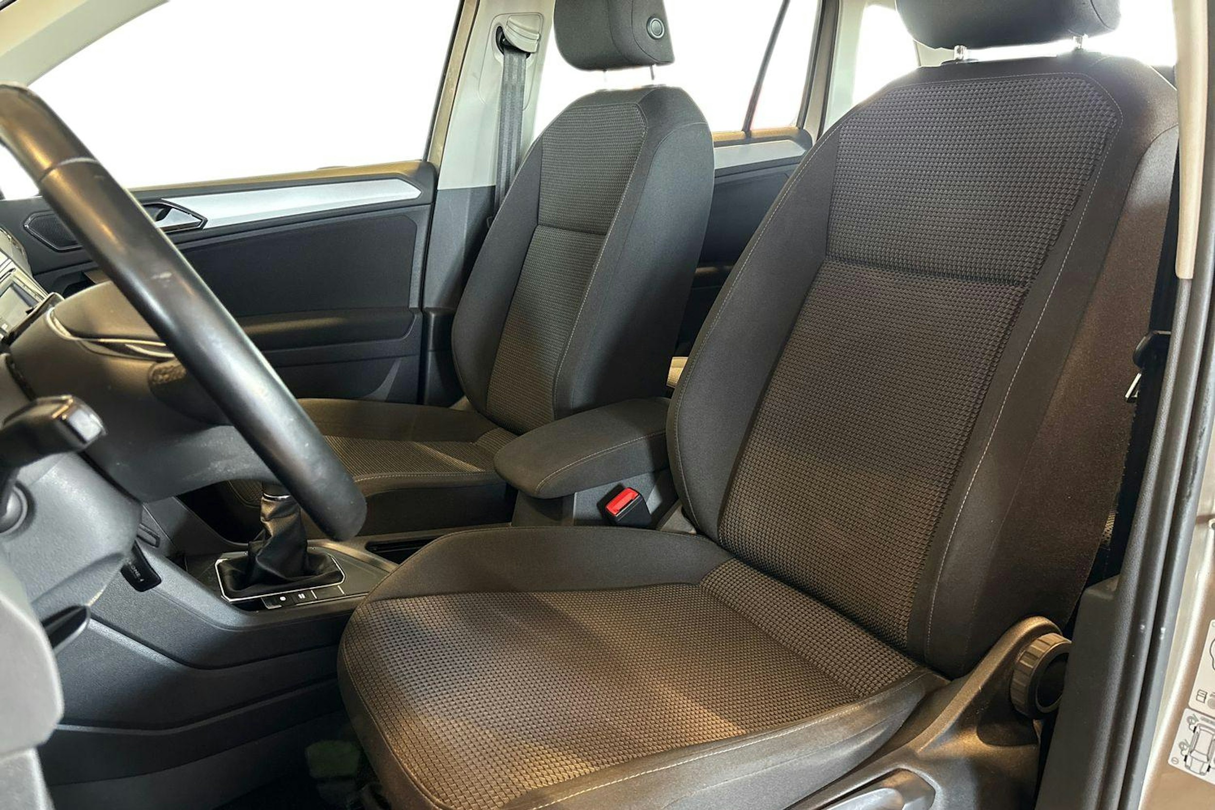 Ruskea (beige) Volkswagen Tiguan 2017 kuva 10.