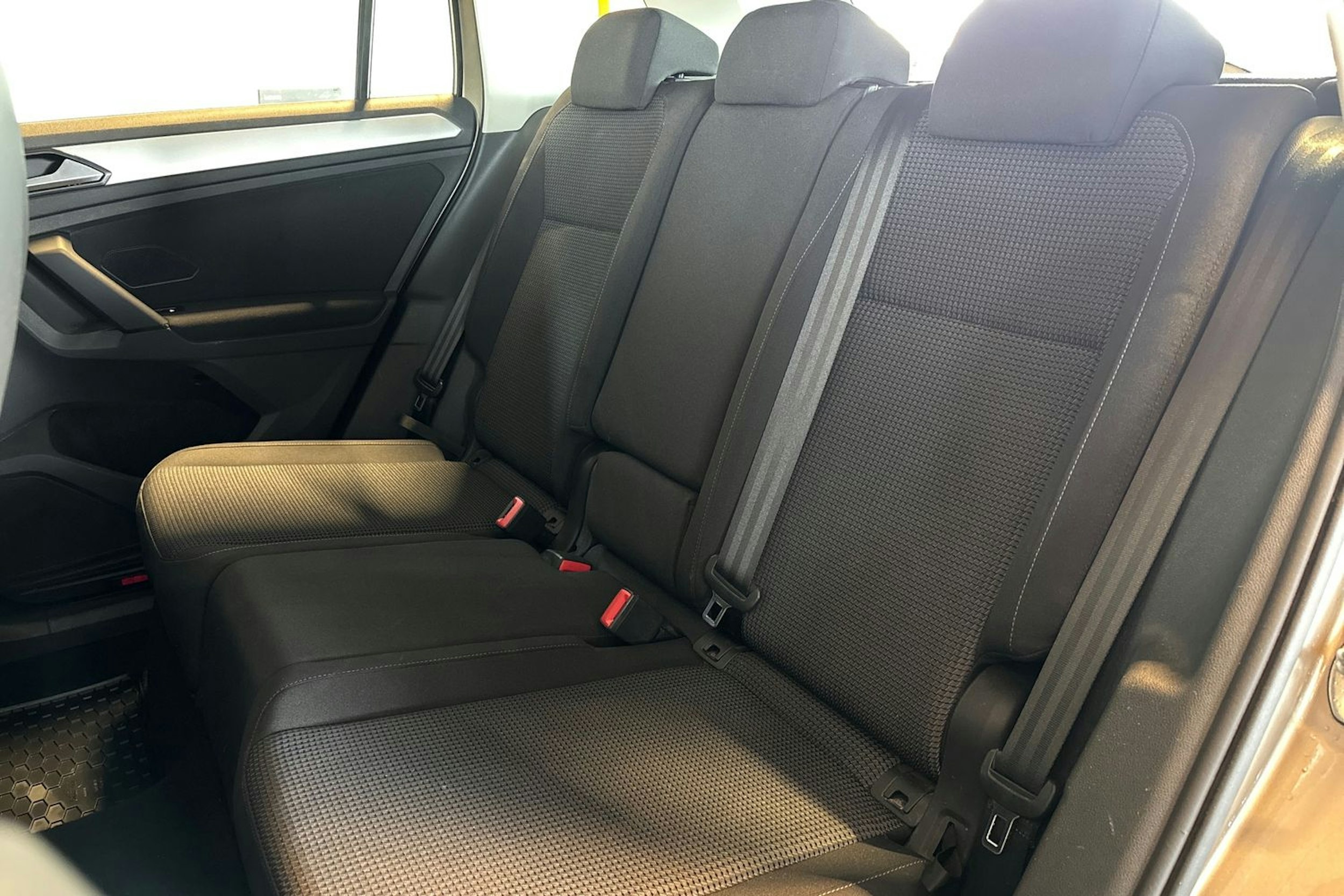 Ruskea (beige) Volkswagen Tiguan 2017 kuva 16.