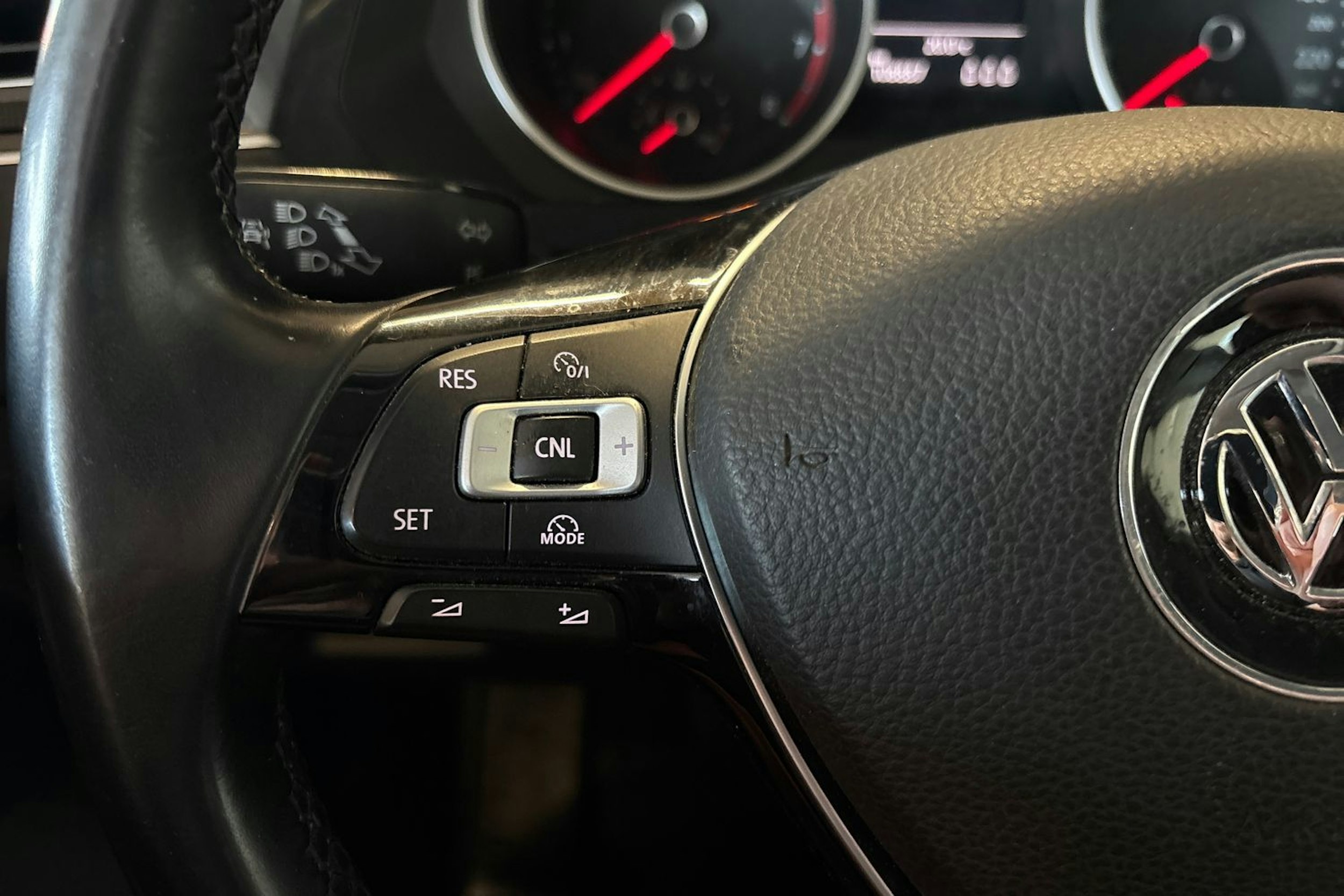 Ruskea (beige) Volkswagen Tiguan 2017 kuva 18.