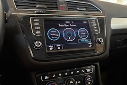 Ruskea (beige) Volkswagen Tiguan 2017 kuva 23.