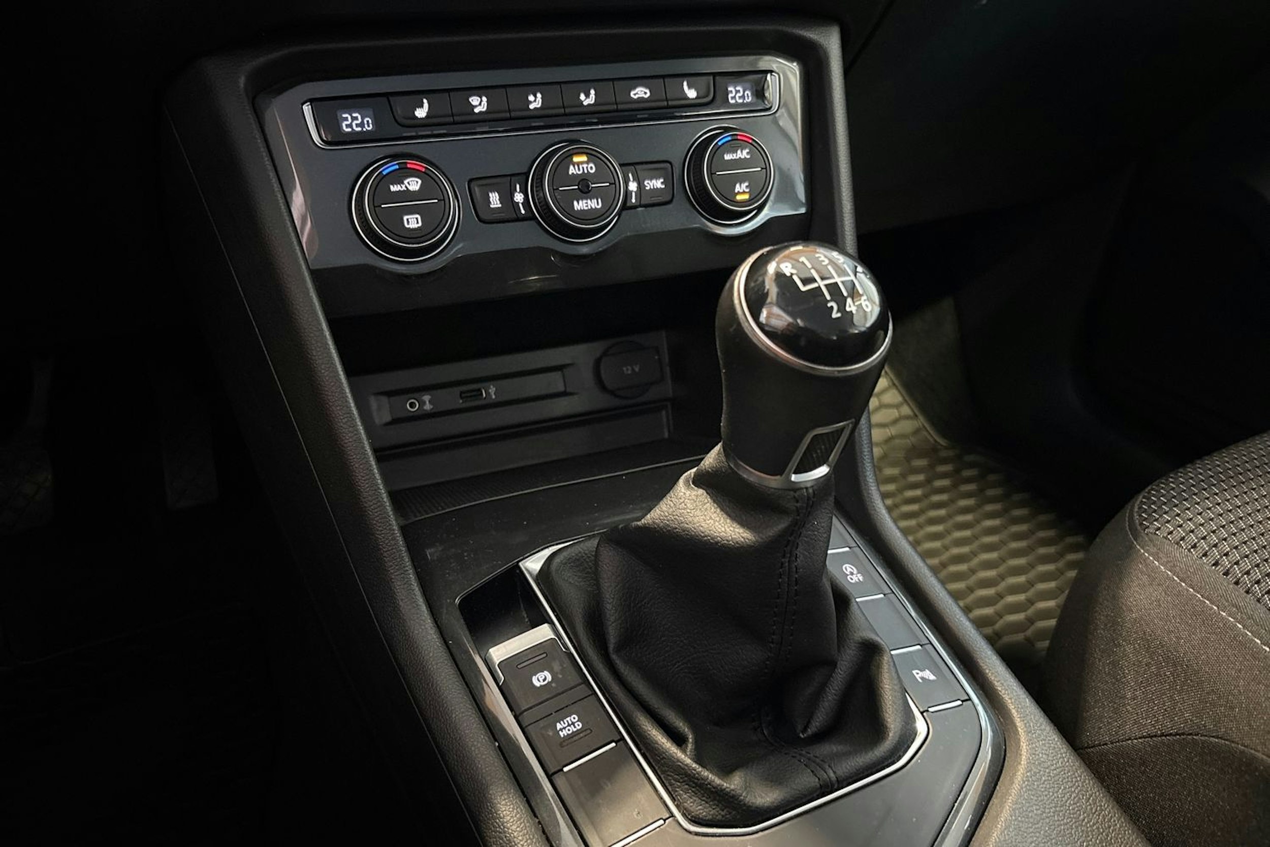 Ruskea (beige) Volkswagen Tiguan 2017 kuva 25.