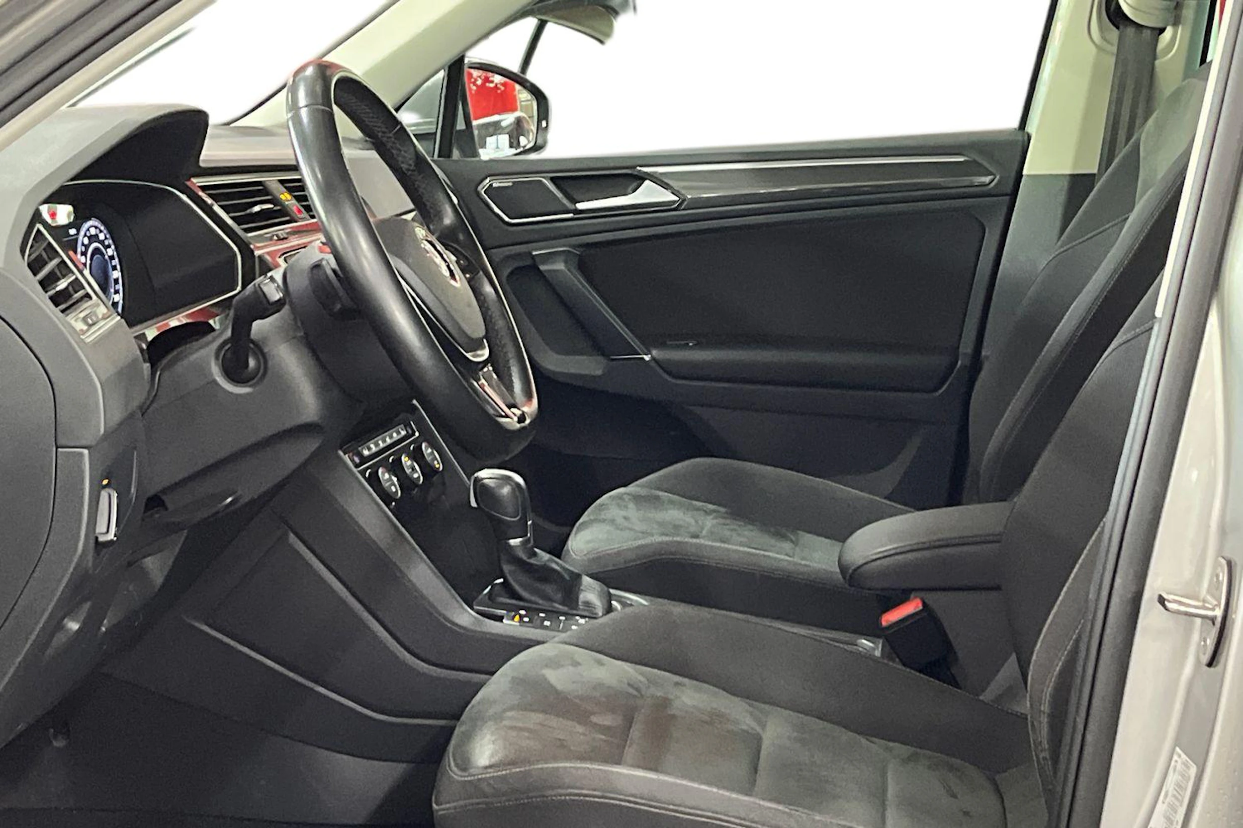 Harmaa Volkswagen Tiguan 2017 kuva 6.