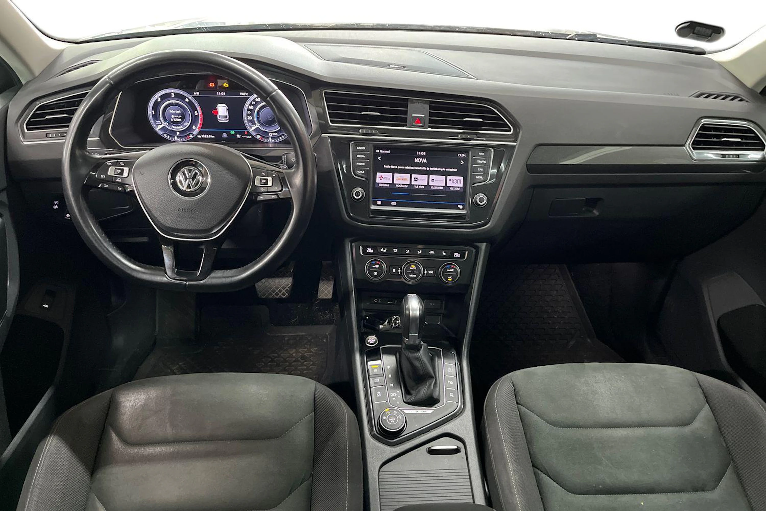Harmaa Volkswagen Tiguan 2017 kuva 7.