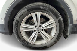Harmaa Volkswagen Tiguan 2017 kuva 9.