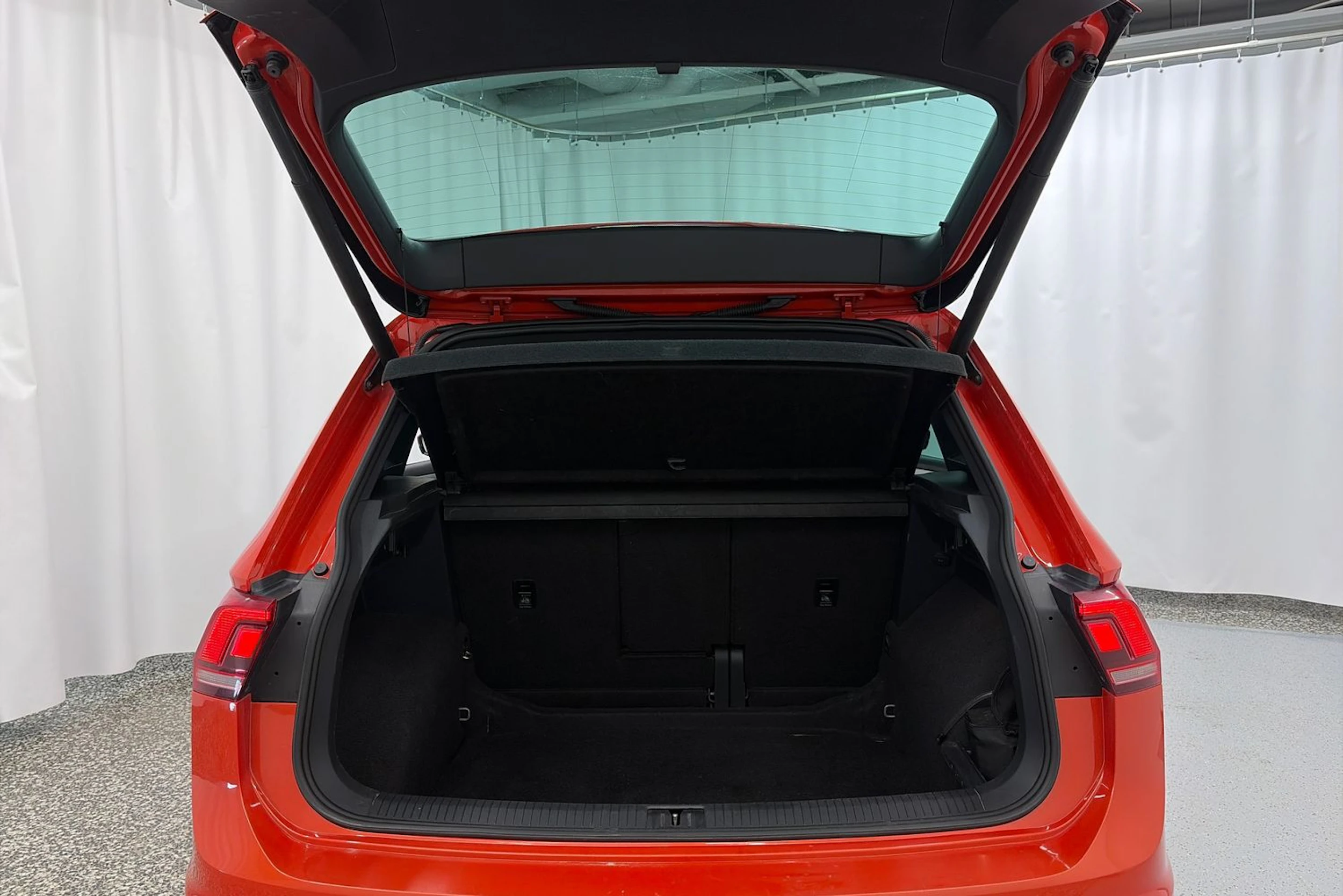 Oranssi Volkswagen Tiguan 2017 kuva 11.