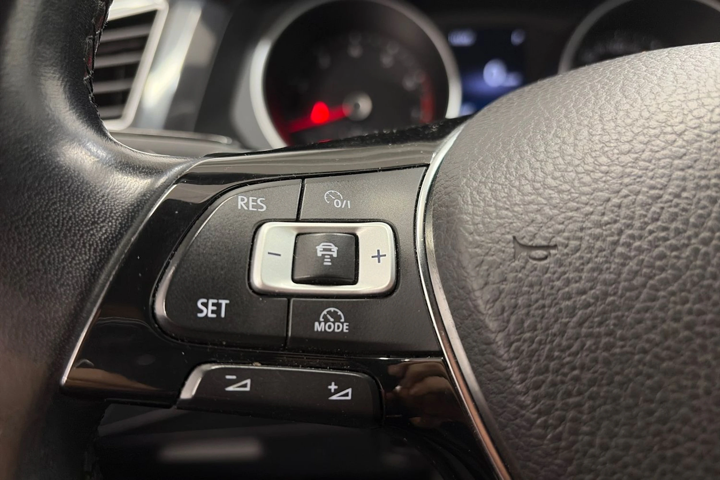 Oranssi Volkswagen Tiguan 2017 kuva 16.