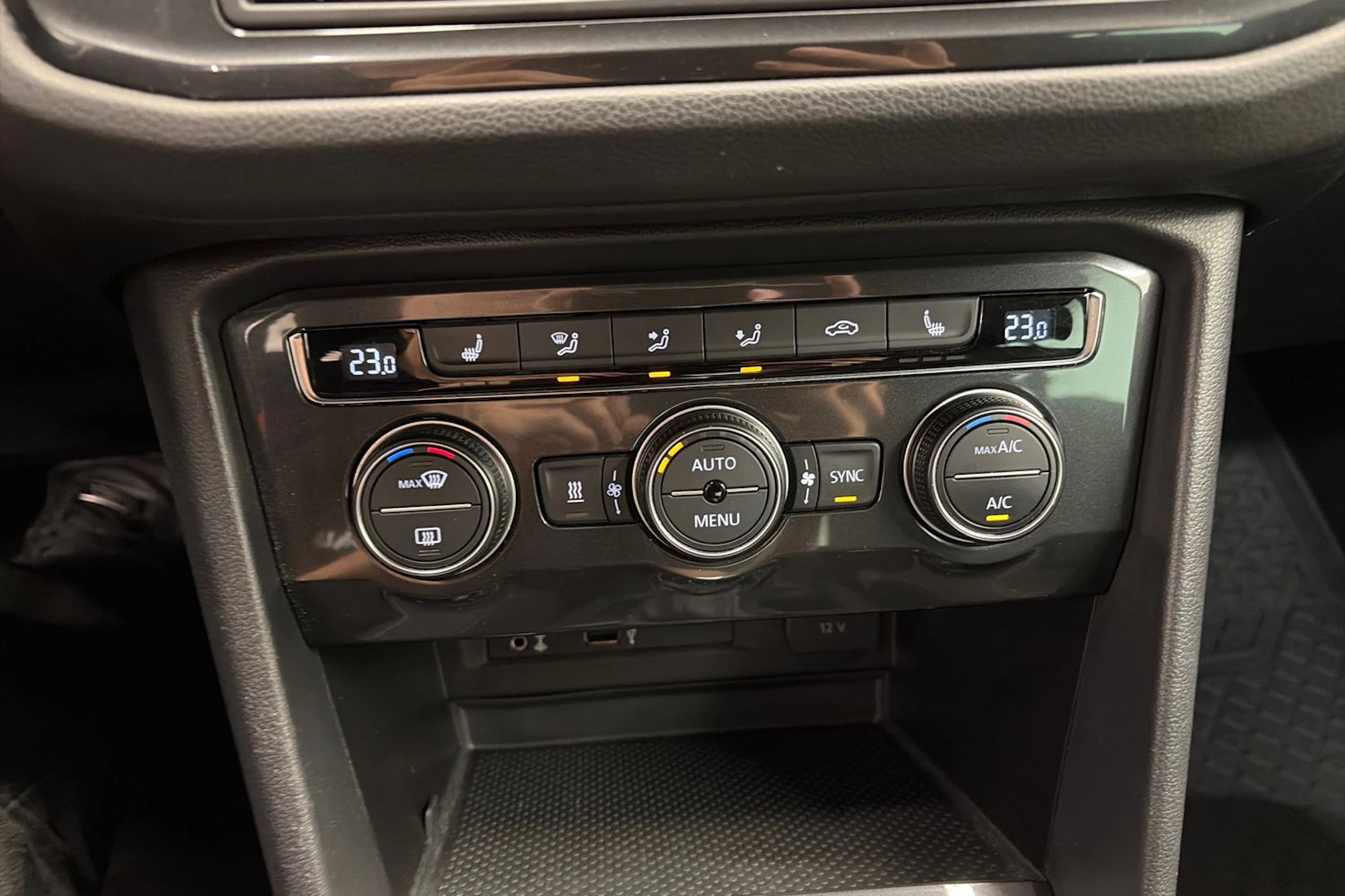 Oranssi Volkswagen Tiguan 2017 kuva 26.