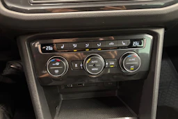 Oranssi Volkswagen Tiguan 2017 kuva 26.