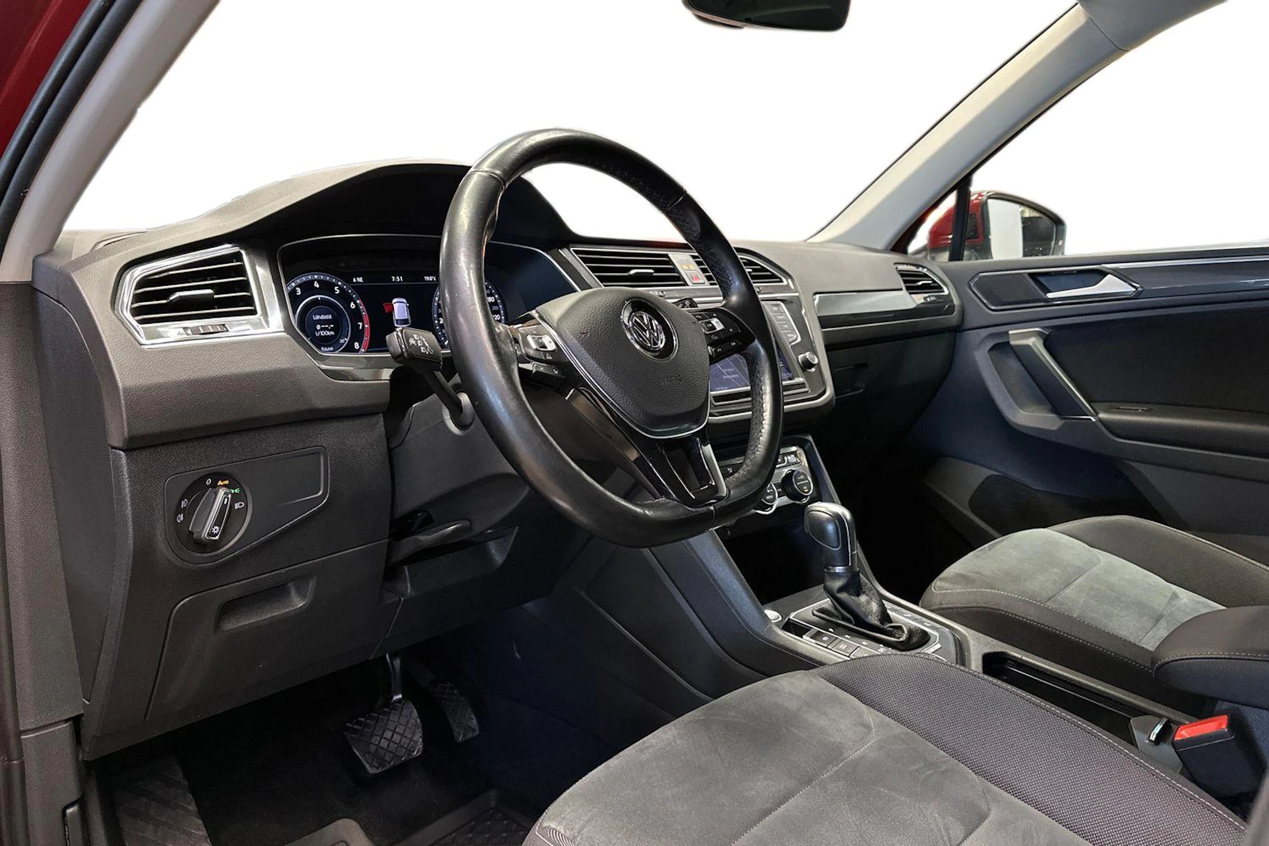 punainen Volkswagen Tiguan 2017 kuva 8.