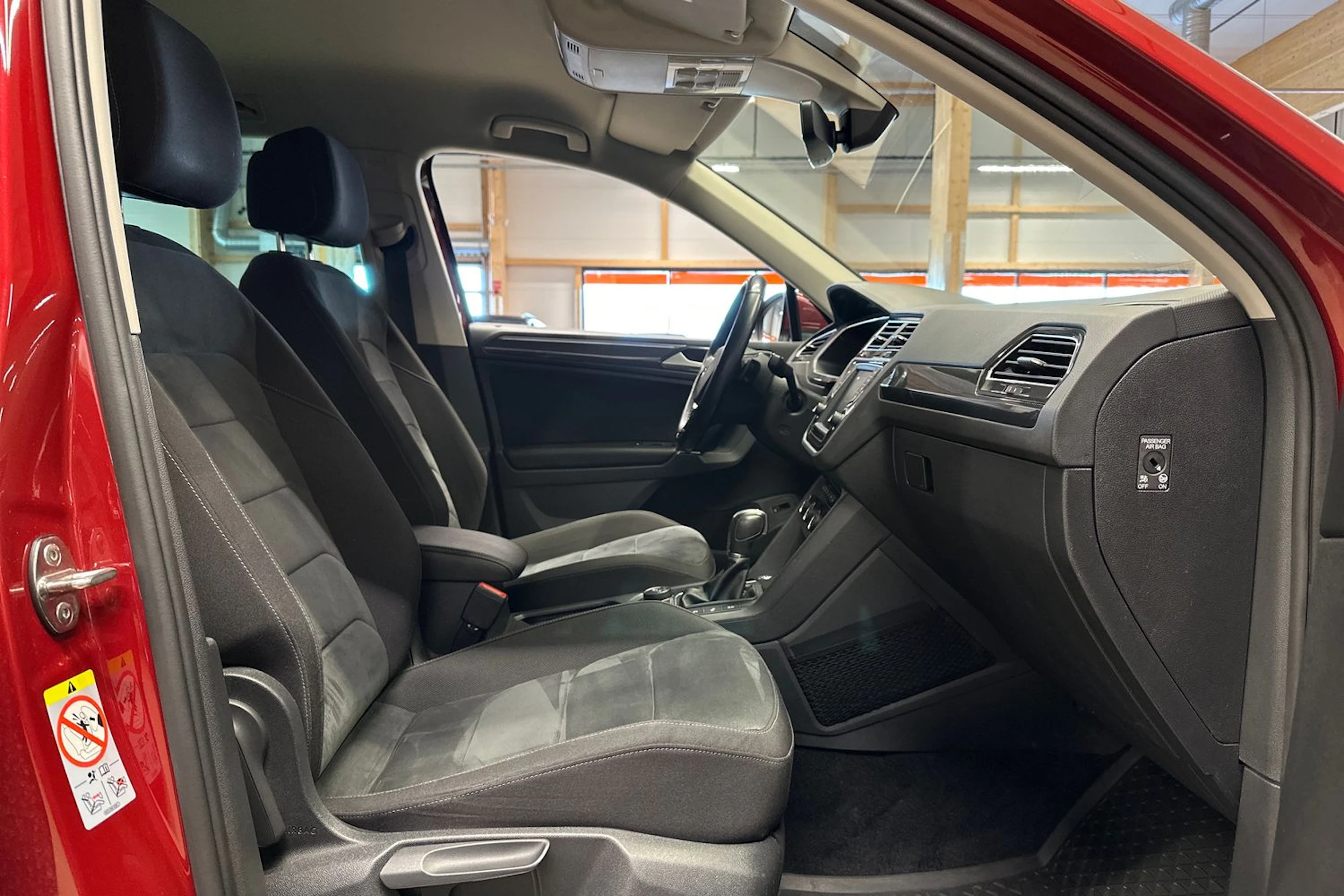 punainen Volkswagen Tiguan 2017 kuva 15.