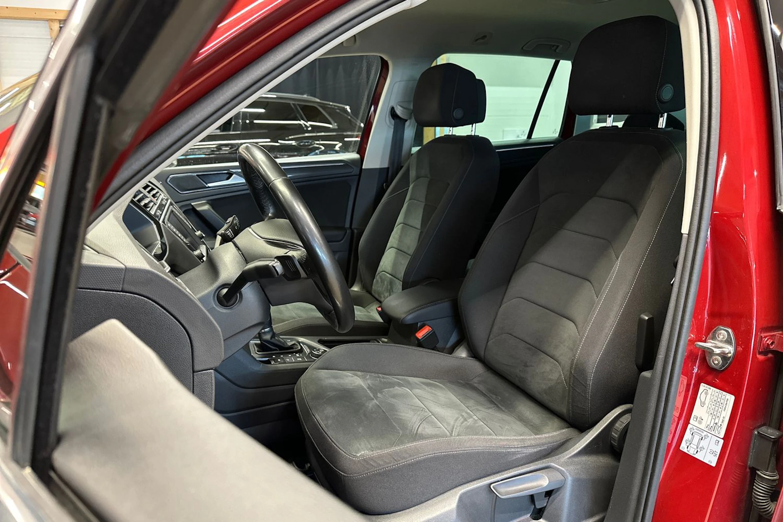 punainen Volkswagen Tiguan 2017 kuva 18.